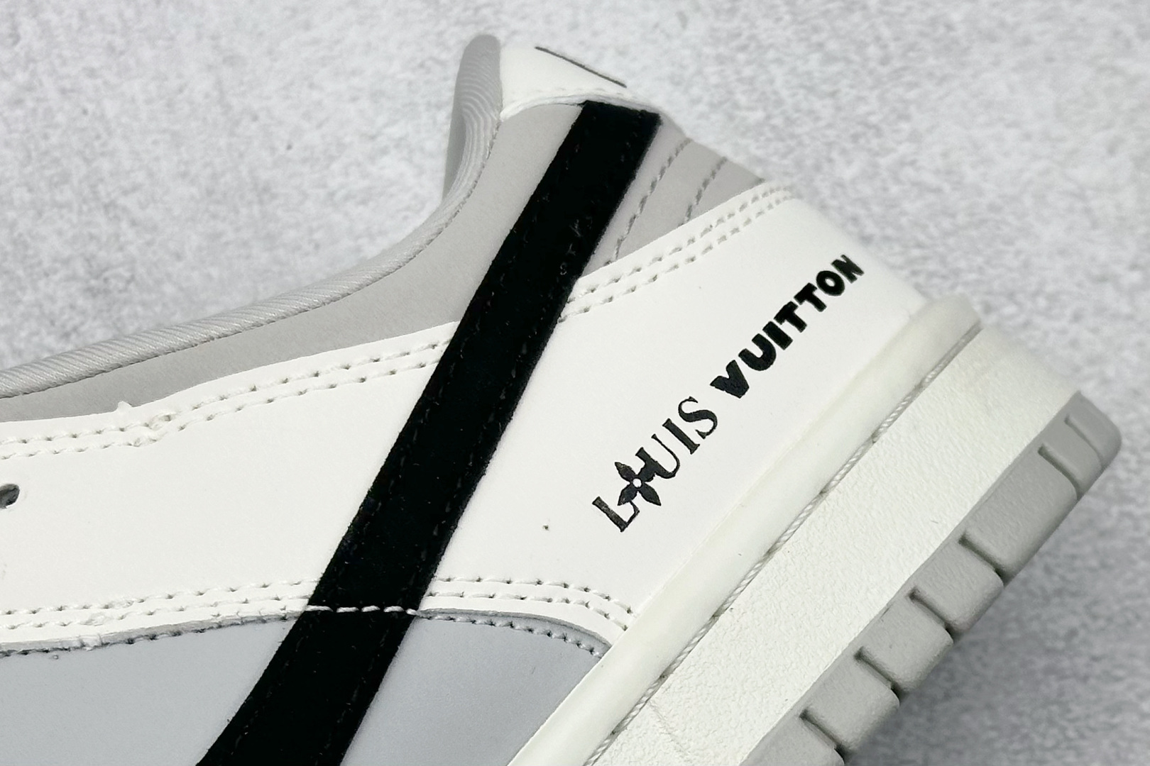  
Nike SB Dunk Low x Louis Vuitton 灰黑小钩
纯原大厂出品 极力推荐
