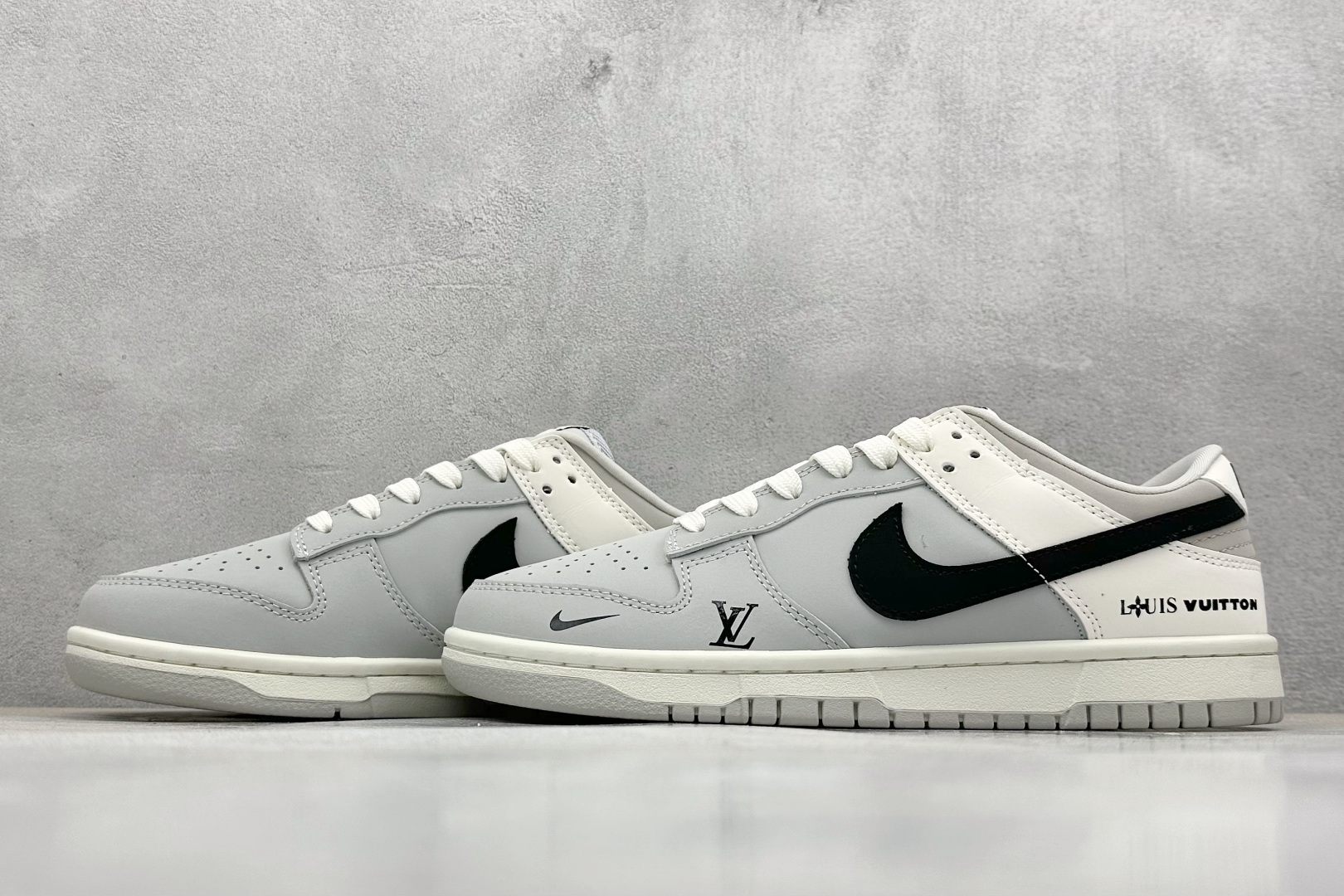  
Nike SB Dunk Low x Louis Vuitton 灰黑小钩
纯原大厂出品 极力推荐
