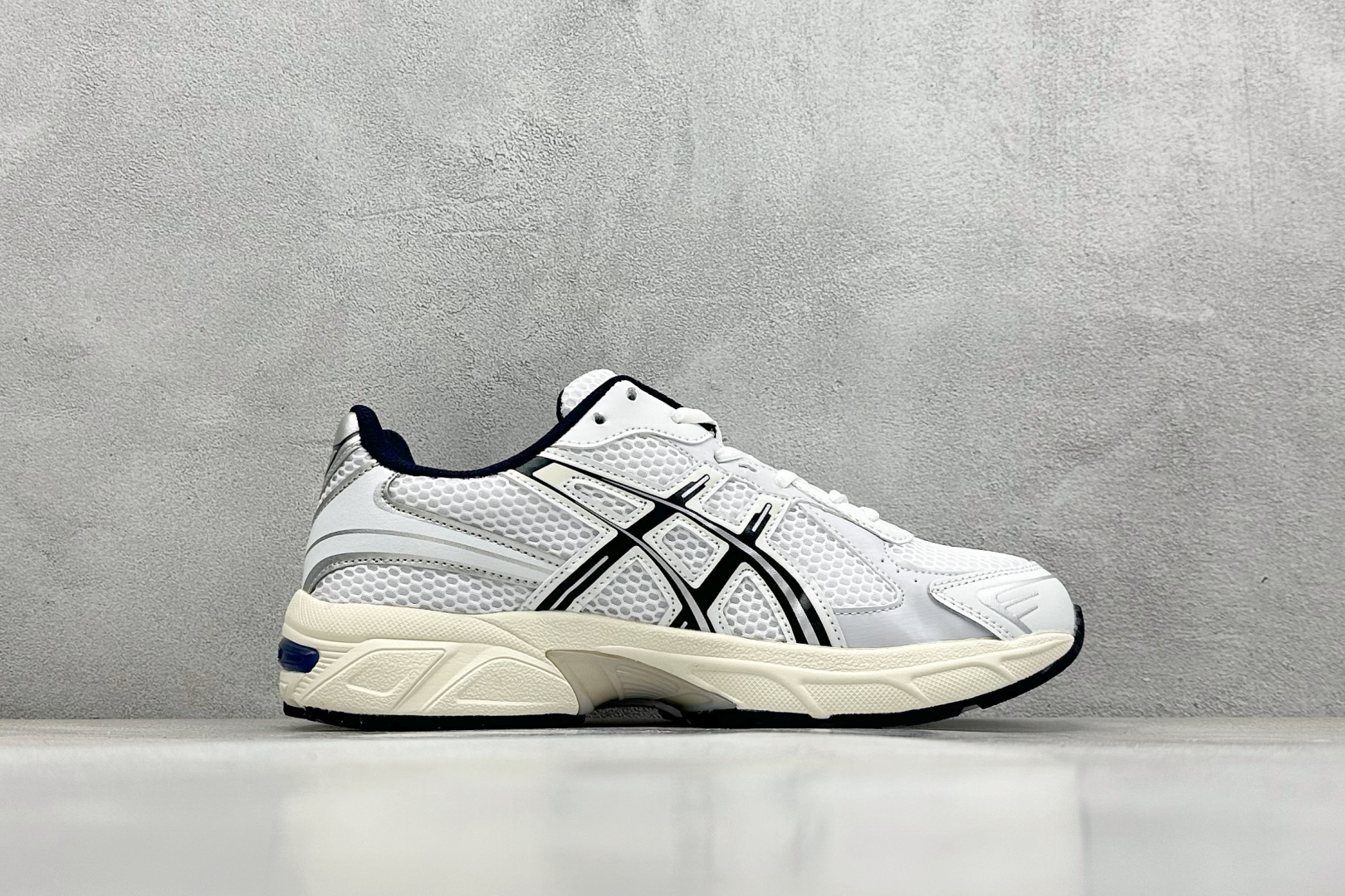  
Asics Tiger GEL-1130 亚瑟士户外风低帮休闲运动跑步鞋 
#鞋款选用网眼与皮革相