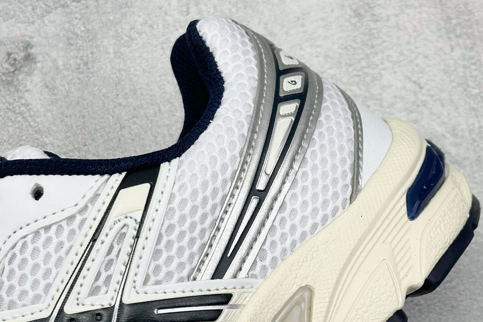 
Asics Tiger GEL-1130 亚瑟士户外风低帮休闲运动跑步鞋 
#鞋款选用网眼与皮革相