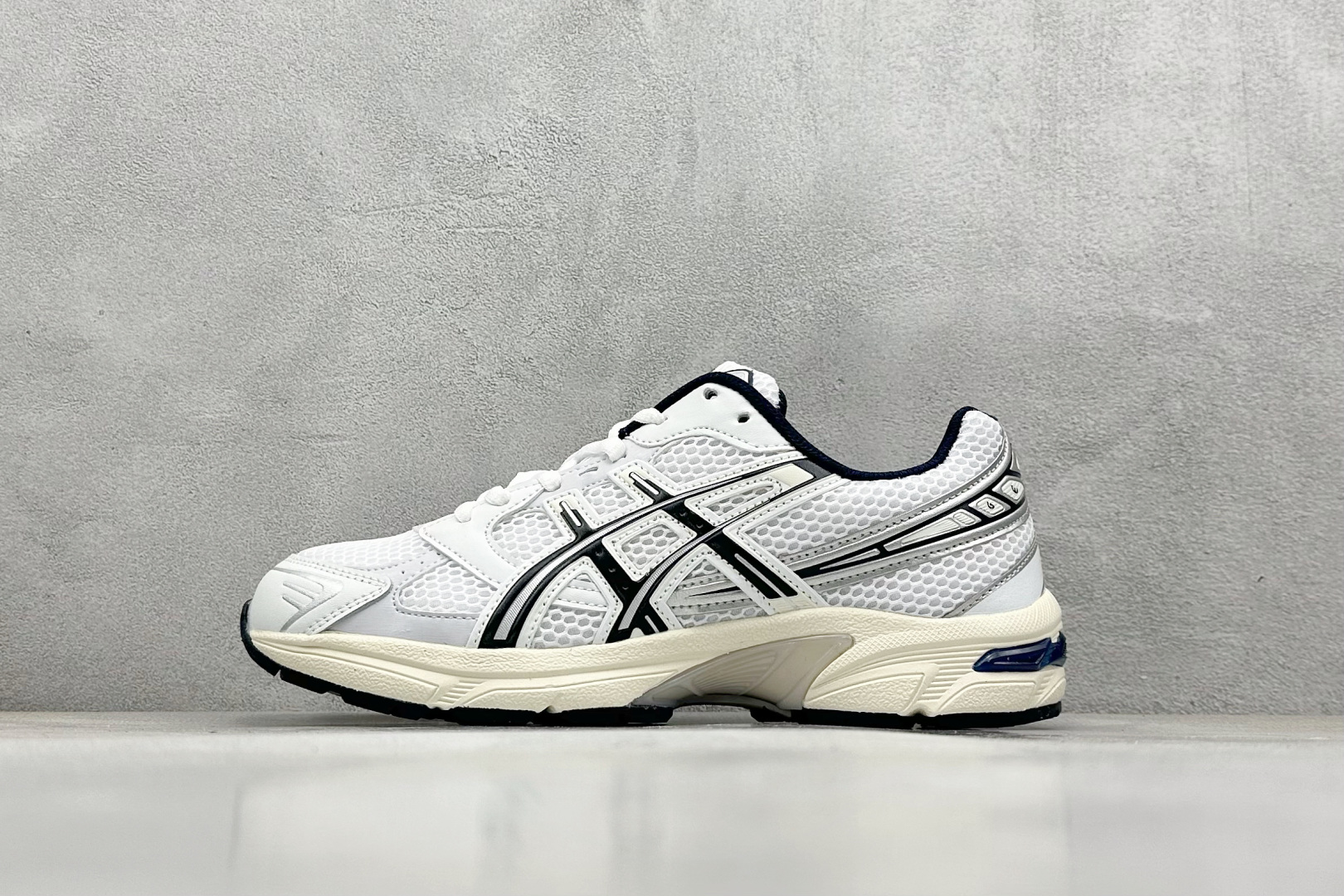  
Asics Tiger GEL-1130 亚瑟士户外风低帮休闲运动跑步鞋 
#鞋款选用网眼与皮革相