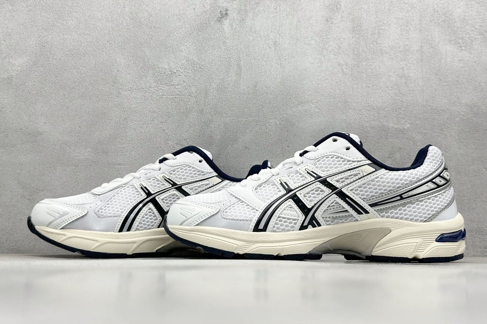 
Asics Tiger GEL-1130 亚瑟士户外风低帮休闲运动跑步鞋 
#鞋款选用网眼与皮革相