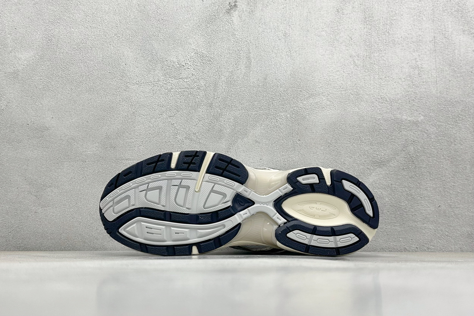  
Asics Tiger GEL-1130 亚瑟士户外风低帮休闲运动跑步鞋 
#鞋款选用网眼与皮革相