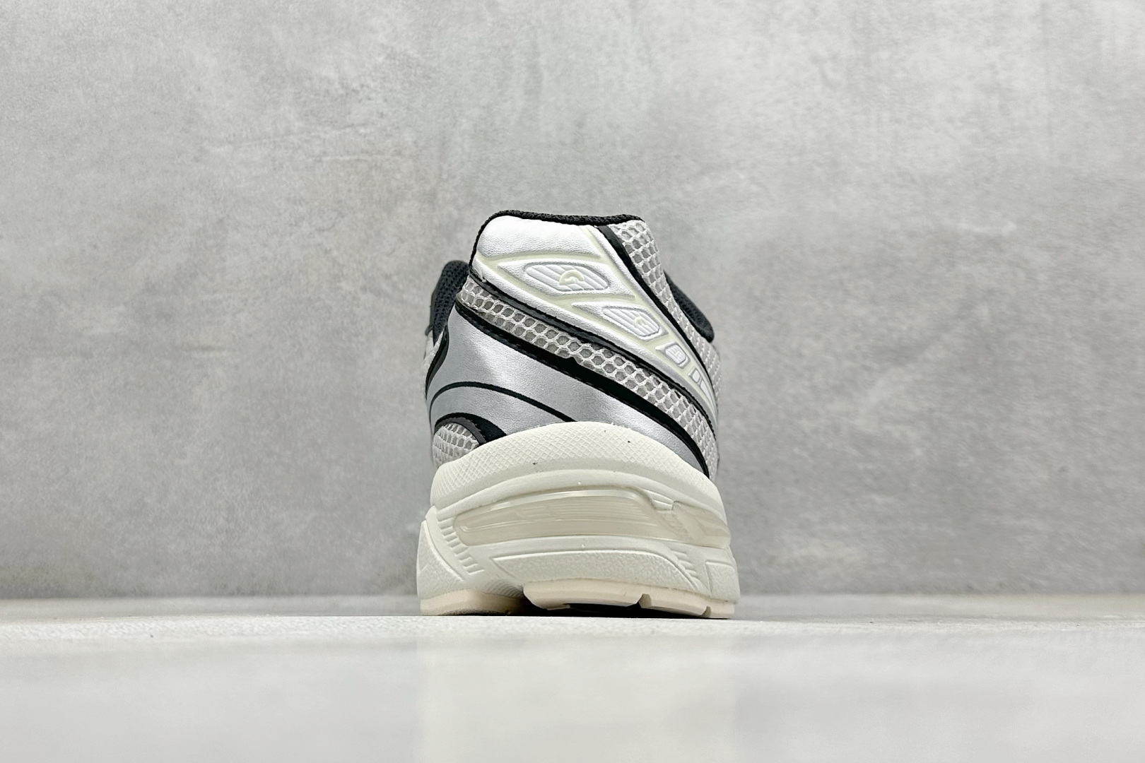  
Asics Tiger GEL-1130 亚瑟士户外风低帮休闲运动跑步鞋 
#鞋款选用网眼与皮革相