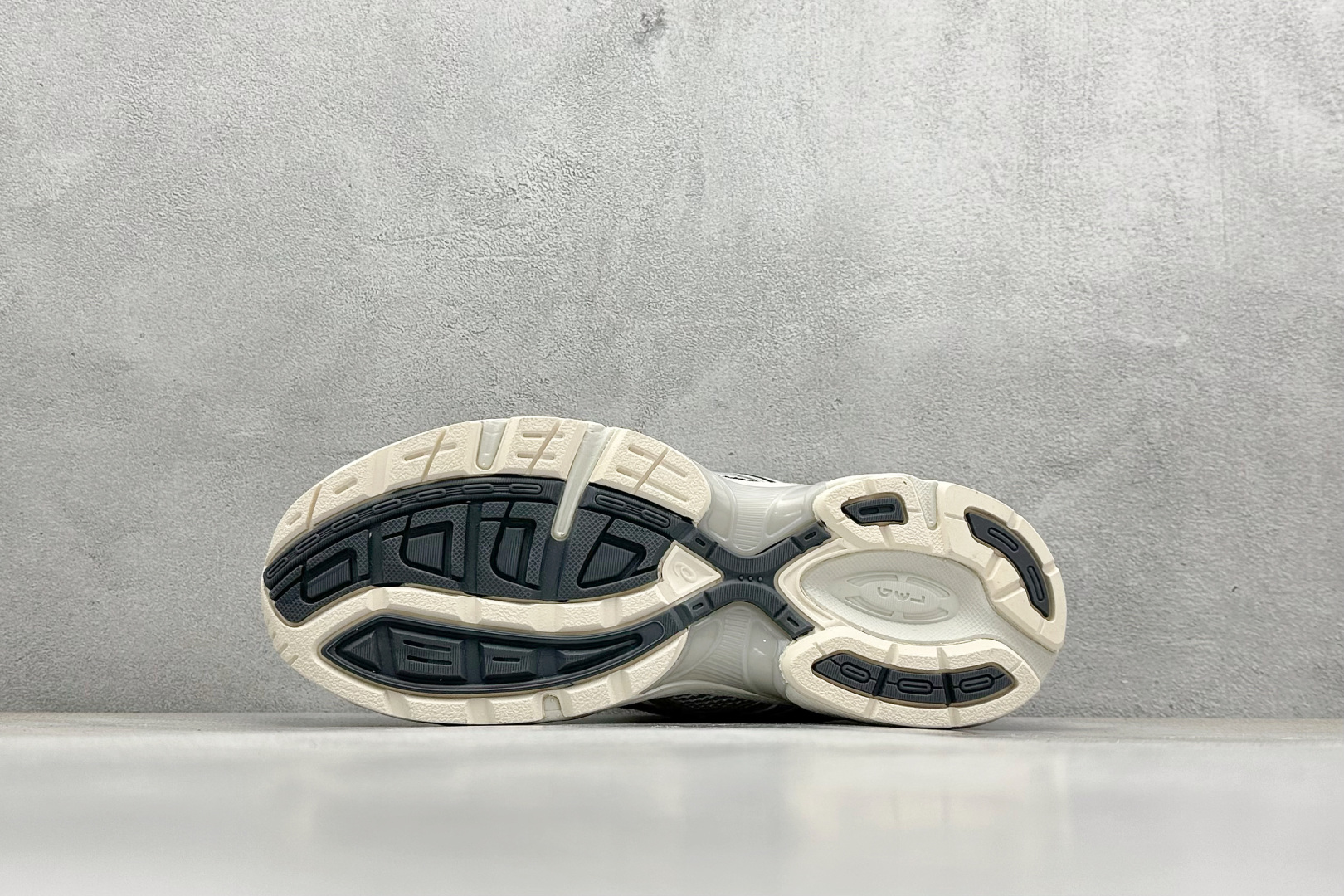  
Asics Tiger GEL-1130 亚瑟士户外风低帮休闲运动跑步鞋 
#鞋款选用网眼与皮革相