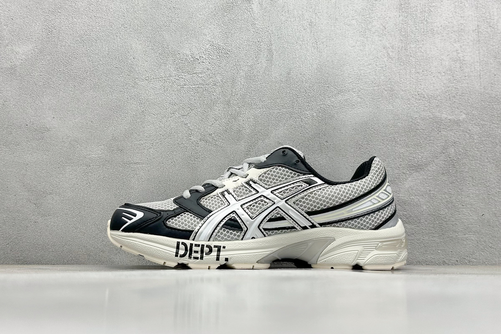  
Asics Tiger GEL-1130 亚瑟士户外风低帮休闲运动跑步鞋 
#鞋款选用网眼与皮革相