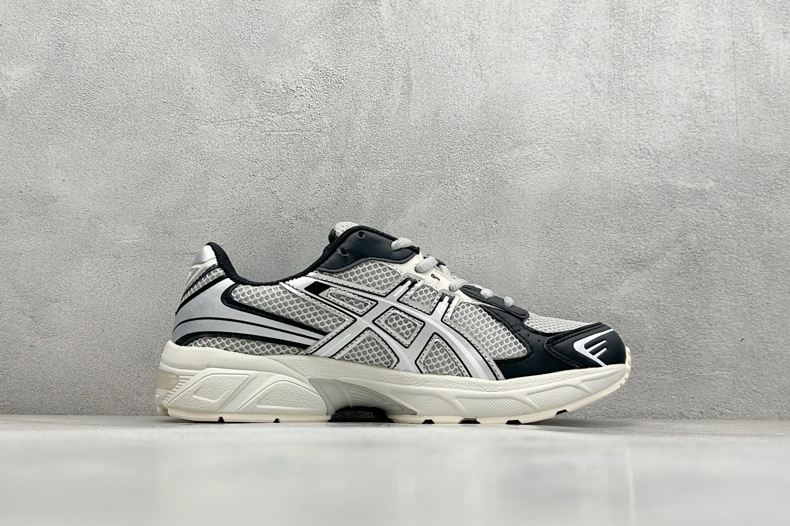  
Asics Tiger GEL-1130 亚瑟士户外风低帮休闲运动跑步鞋 
#鞋款选用网眼与皮革相