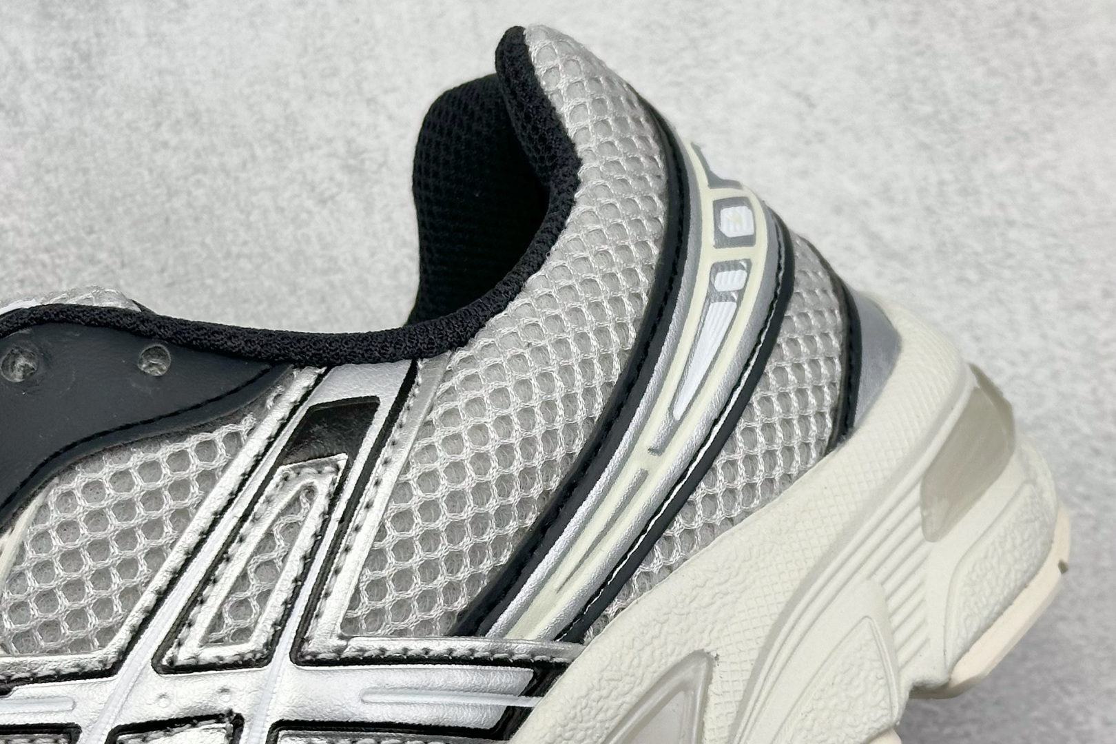  
Asics Tiger GEL-1130 亚瑟士户外风低帮休闲运动跑步鞋 
#鞋款选用网眼与皮革相