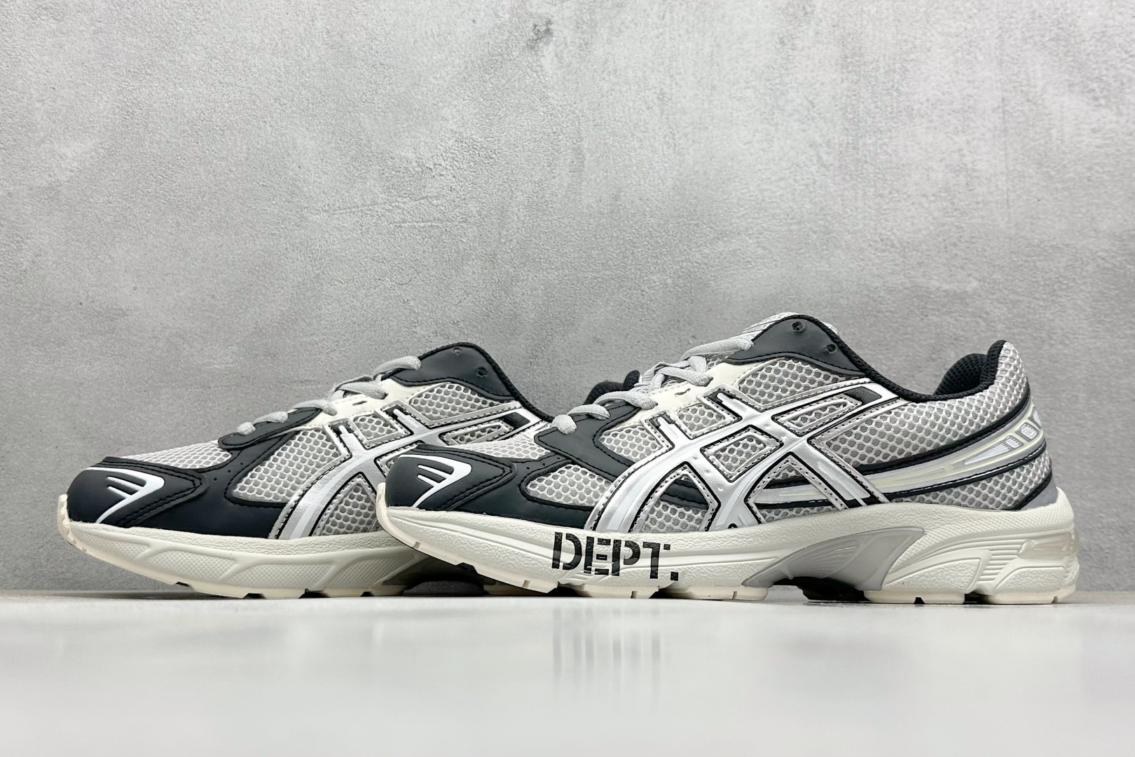  
Asics Tiger GEL-1130 亚瑟士户外风低帮休闲运动跑步鞋 
#鞋款选用网眼与皮革相