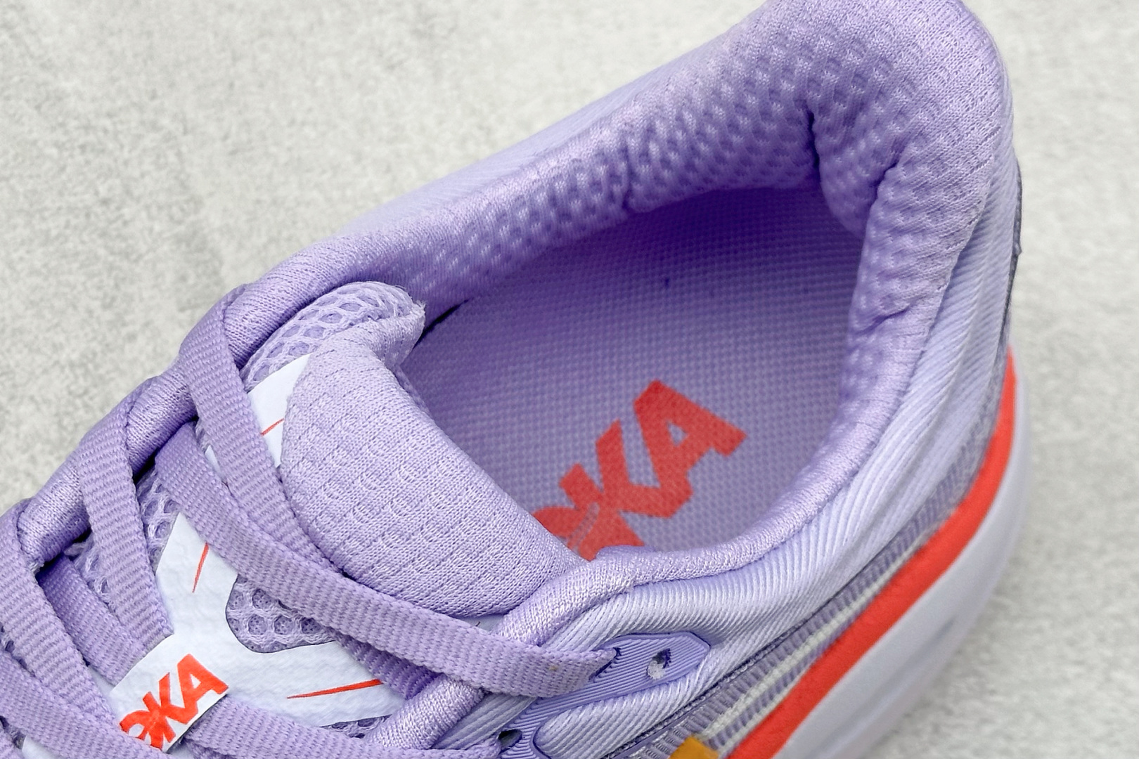  
W版 HOKA ONE ONE Bondi 9 机能缓震跑鞋
#鞋面部分采用工程网眼面料，可以确保