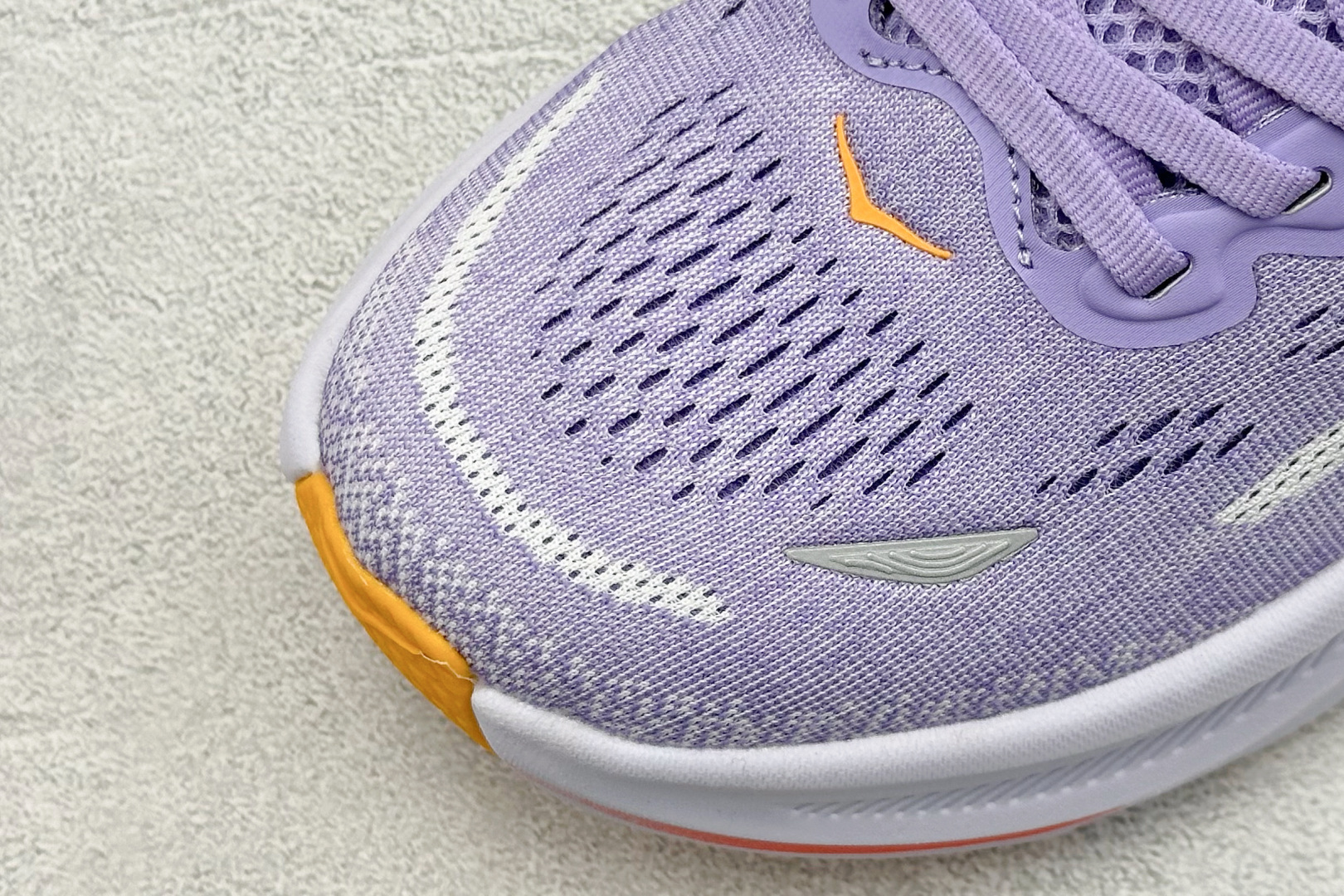  
W版 HOKA ONE ONE Bondi 9 机能缓震跑鞋
#鞋面部分采用工程网眼面料，可以确保