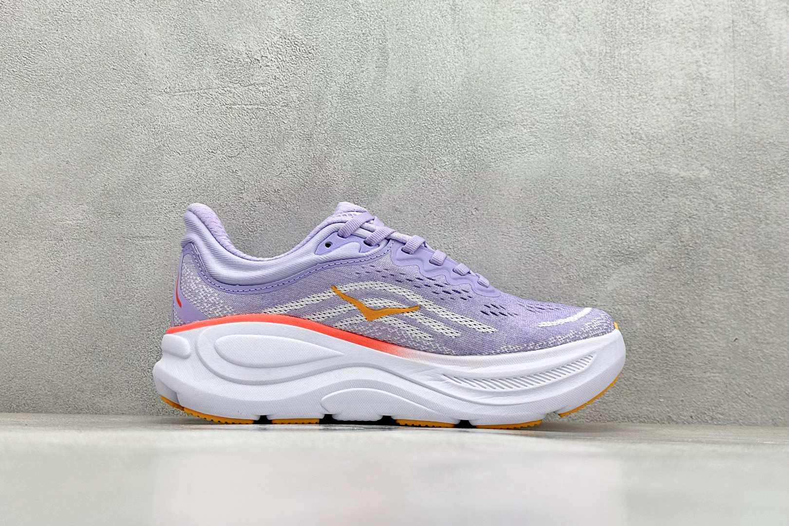  
W版 HOKA ONE ONE Bondi 9 机能缓震跑鞋
#鞋面部分采用工程网眼面料，可以确保