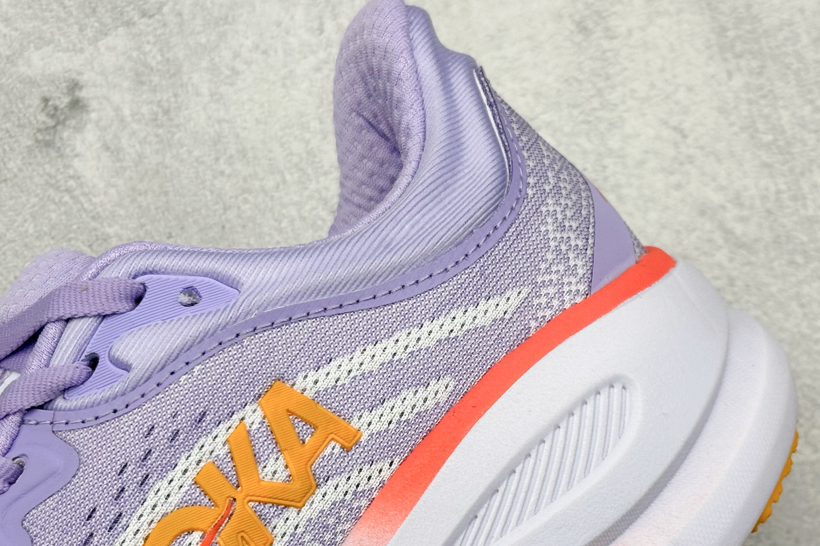  
W版 HOKA ONE ONE Bondi 9 机能缓震跑鞋
#鞋面部分采用工程网眼面料，可以确保