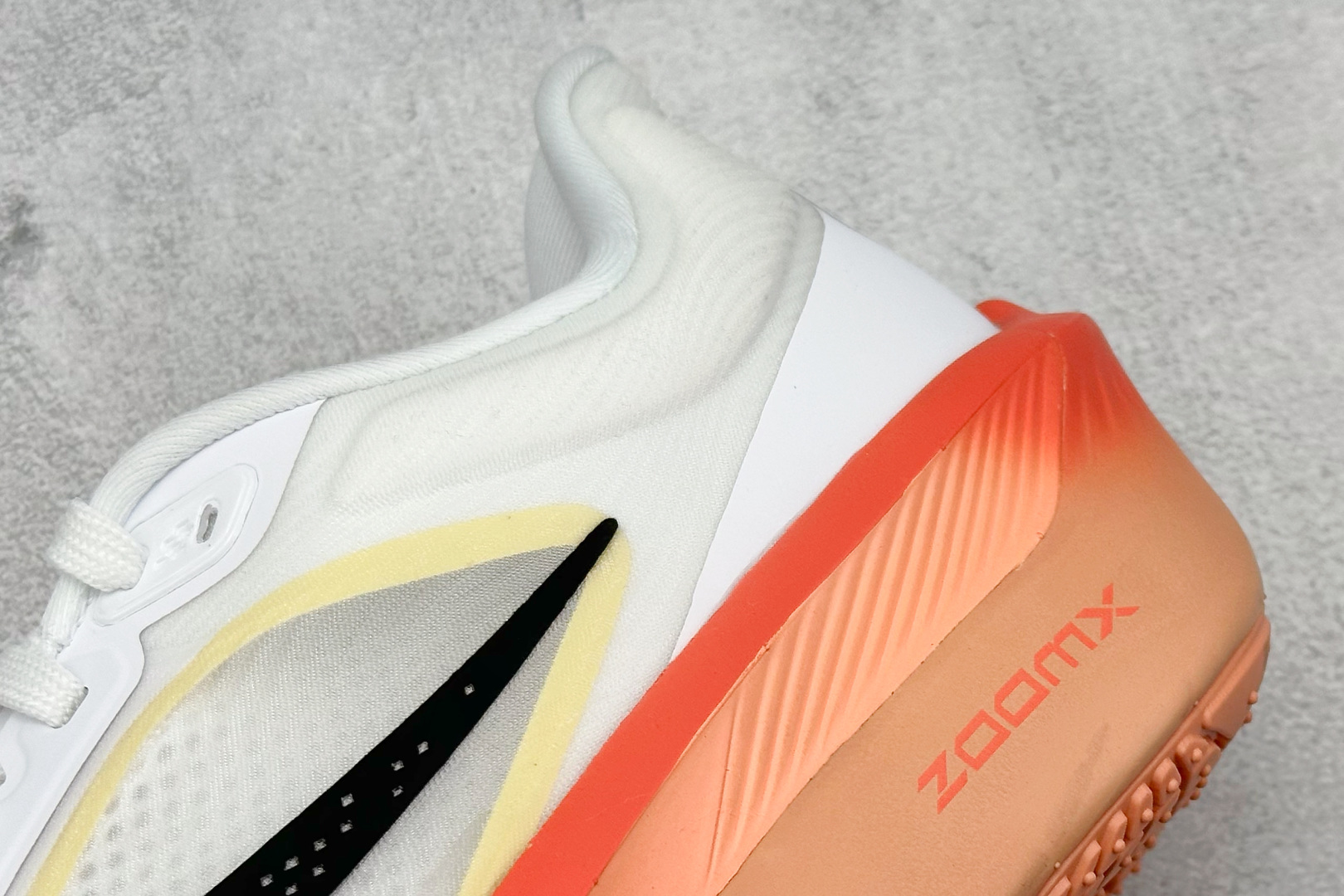  
RS版 NIKE AIR Zoom RIVAL Fly 6 超轻跑步鞋
织物减震轻盈跑步鞋 内置真碳