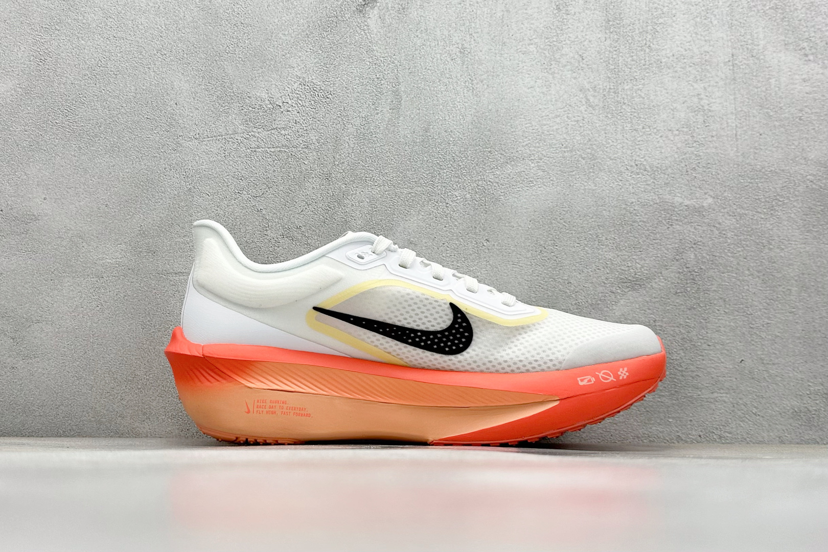  
RS版 NIKE AIR Zoom RIVAL Fly 6 超轻跑步鞋
织物减震轻盈跑步鞋 内置真碳