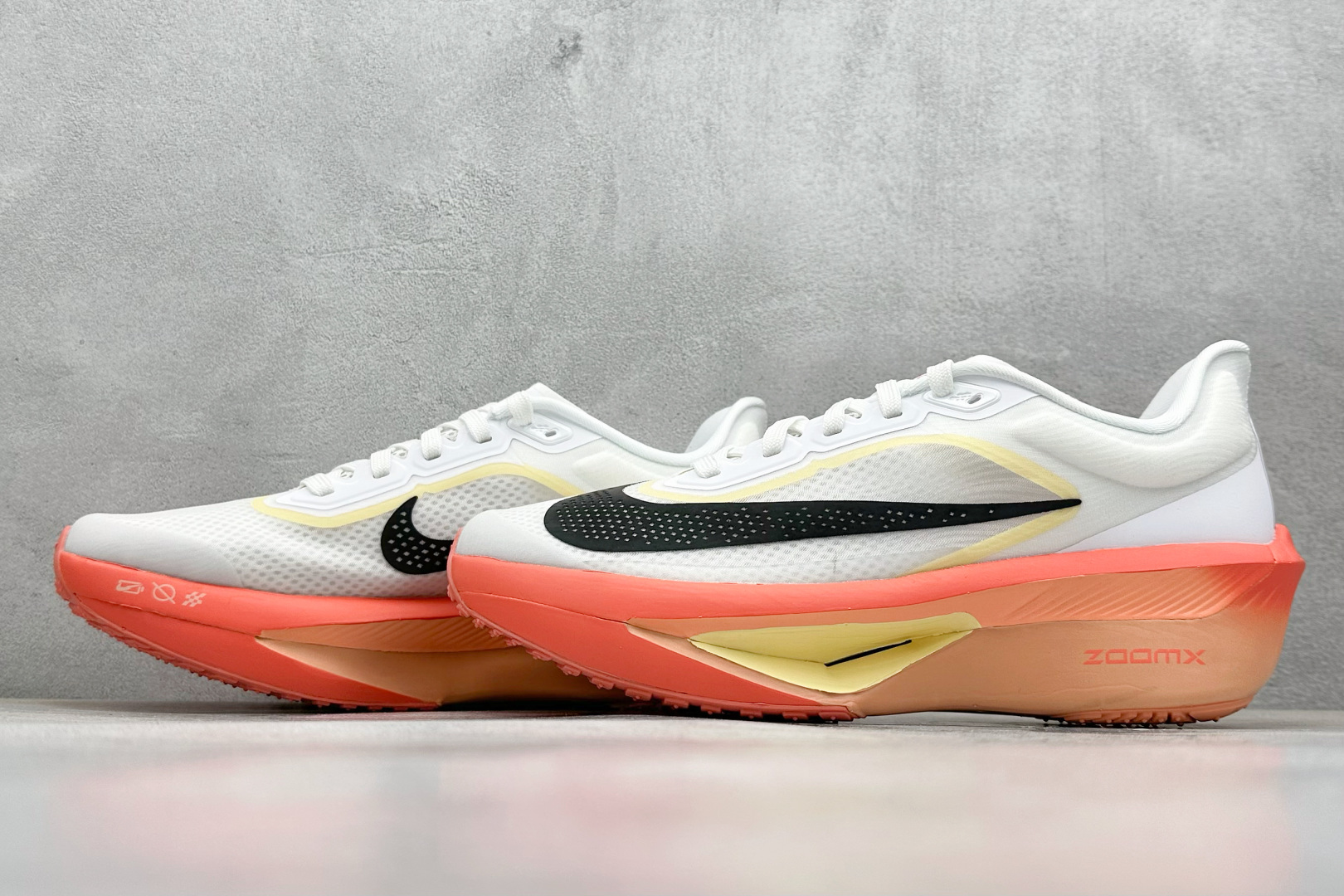  
RS版 NIKE AIR Zoom RIVAL Fly 6 超轻跑步鞋
织物减震轻盈跑步鞋 内置真碳