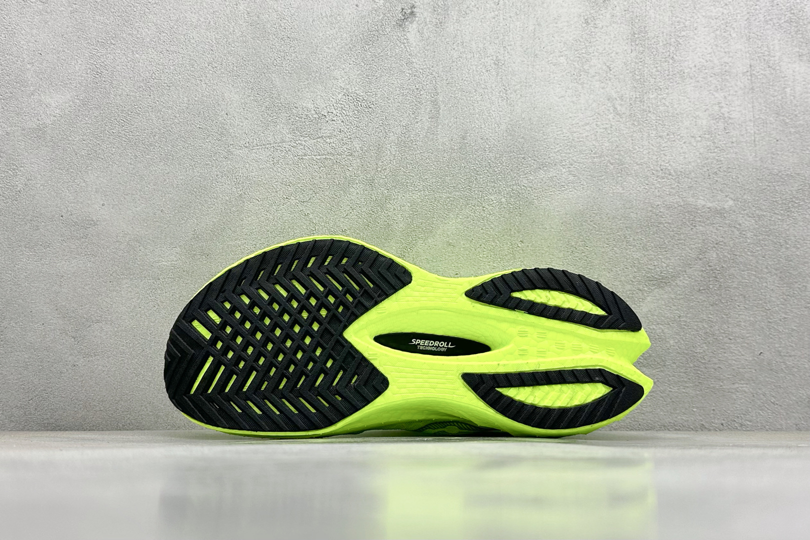 Saucony Triumph PRO 啡鹏4 旗舰级缓震型跑鞋
更换板材PWRRUN HG上底层