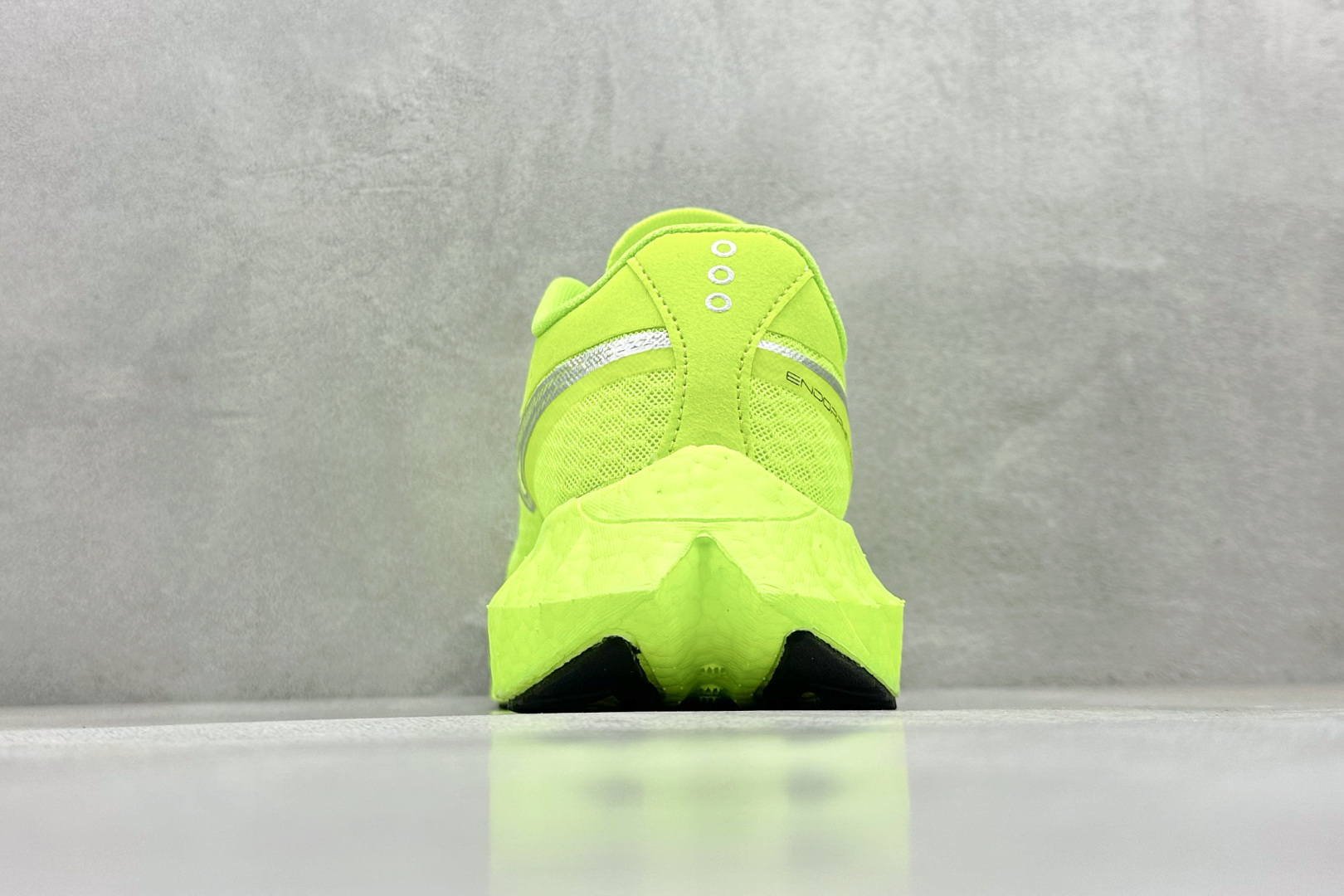 Saucony Triumph PRO 啡鹏4 旗舰级缓震型跑鞋
更换板材PWRRUN HG上底层