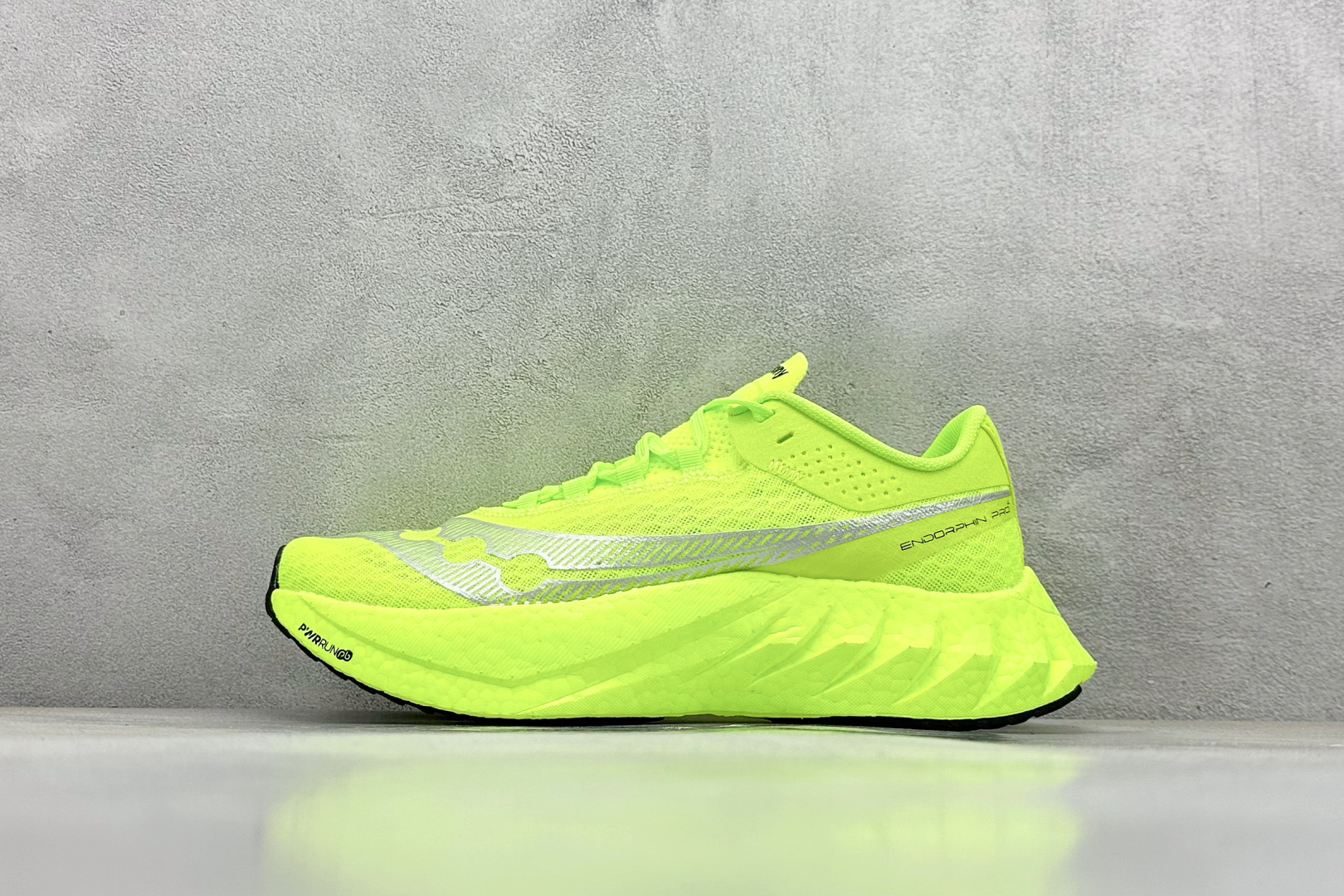 Saucony Triumph PRO 啡鹏4 旗舰级缓震型跑鞋
更换板材PWRRUN HG上底层