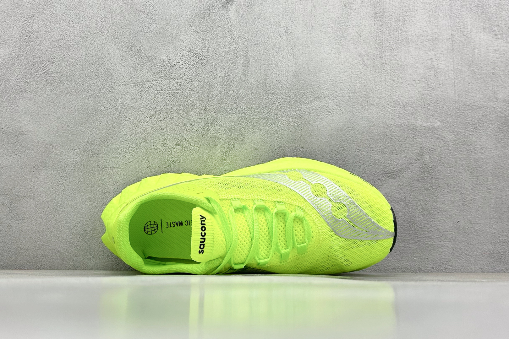 Saucony Triumph PRO 啡鹏4 旗舰级缓震型跑鞋
更换板材PWRRUN HG上底层