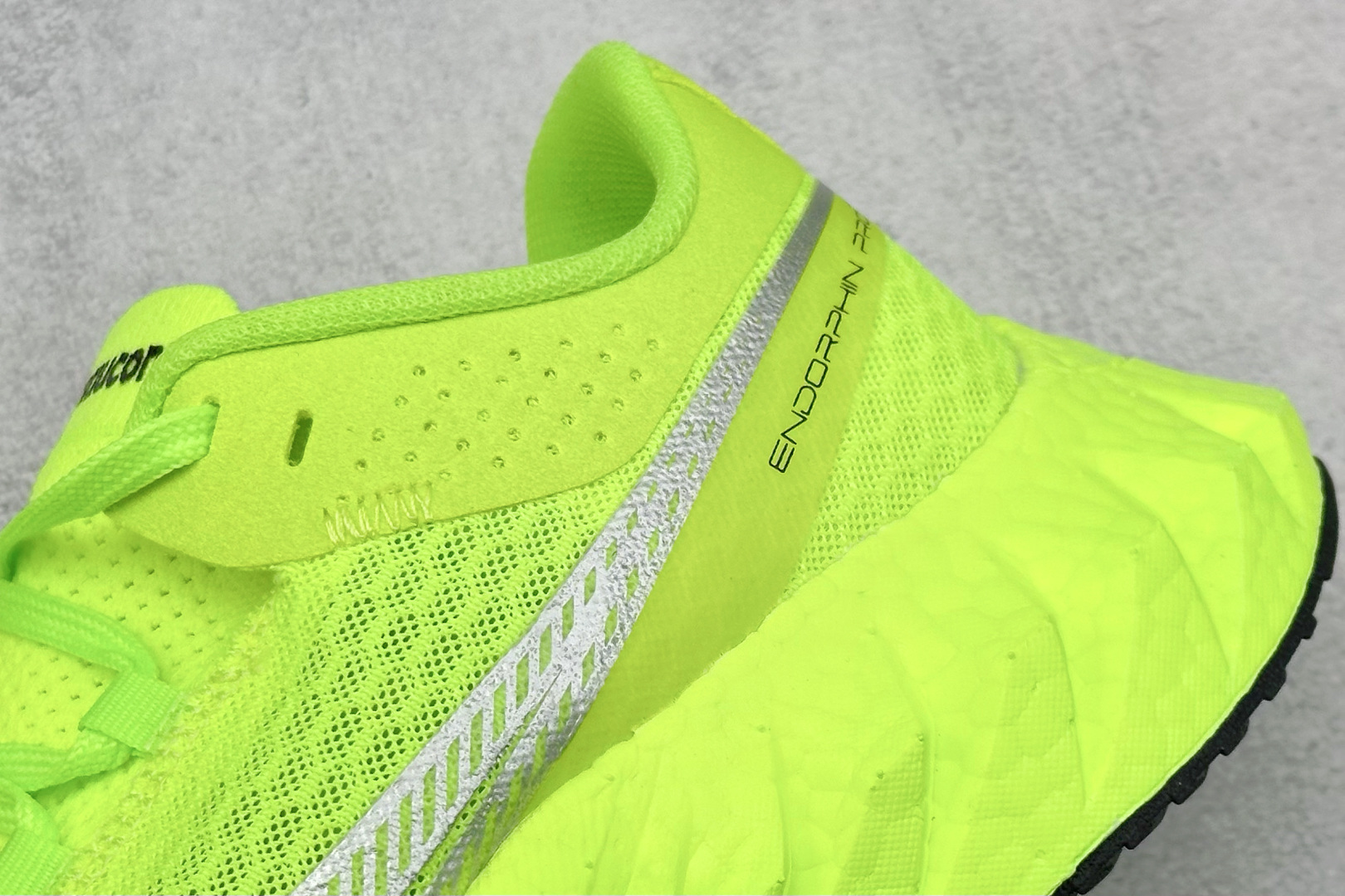 Saucony Triumph PRO 啡鹏4 旗舰级缓震型跑鞋
更换板材PWRRUN HG上底层