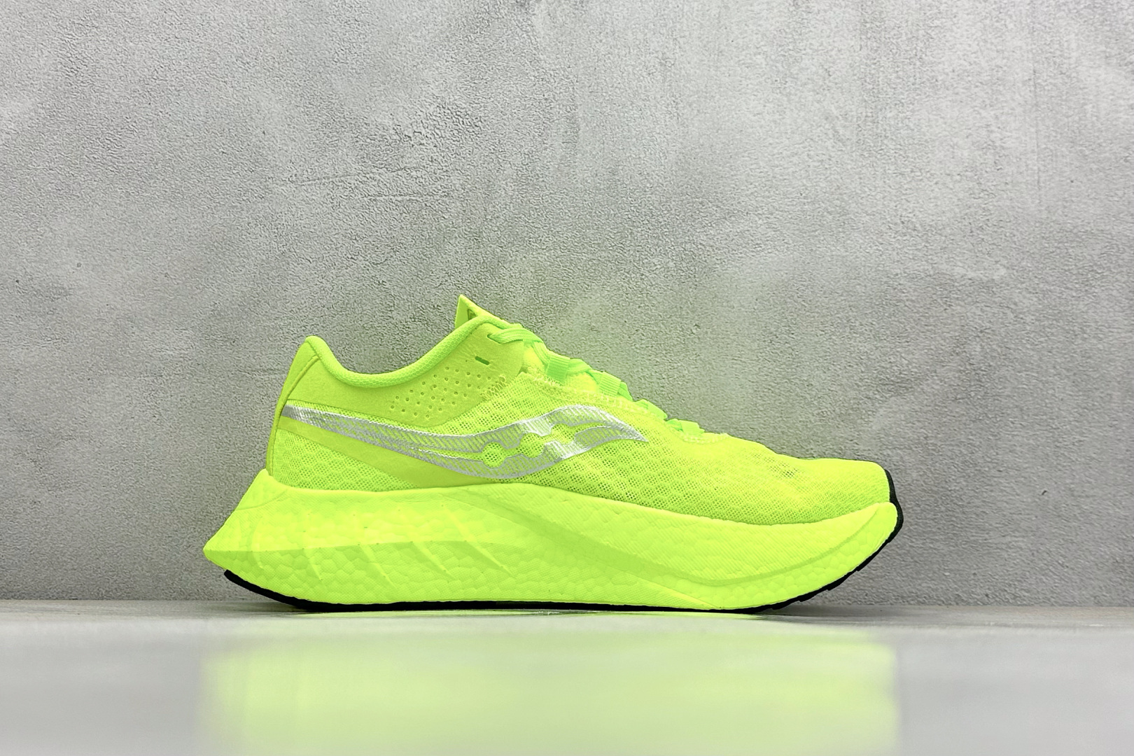 Saucony Triumph PRO 啡鹏4 旗舰级缓震型跑鞋
更换板材PWRRUN HG上底层