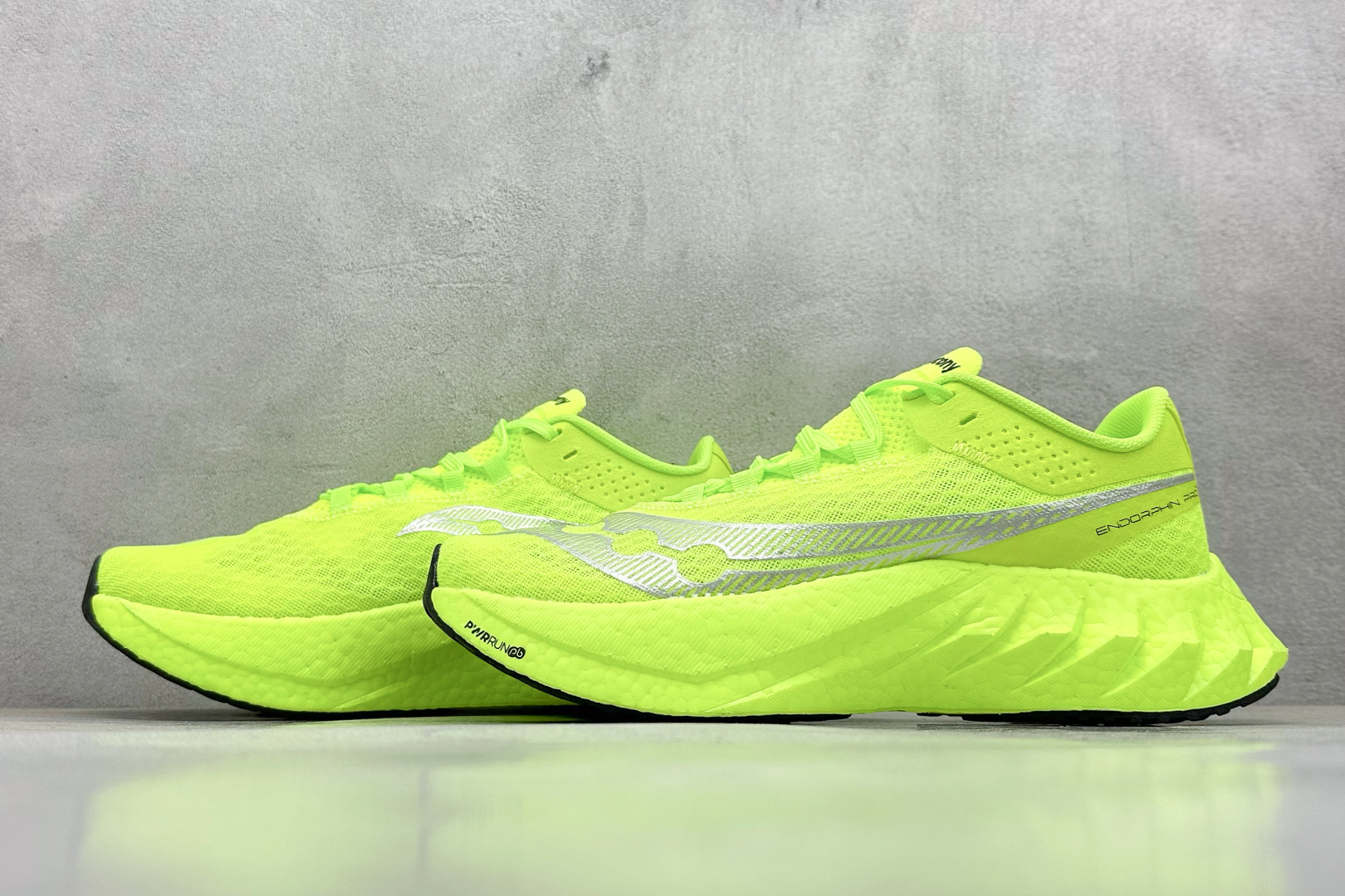 Saucony Triumph PRO 啡鹏4 旗舰级缓震型跑鞋
更换板材PWRRUN HG上底层