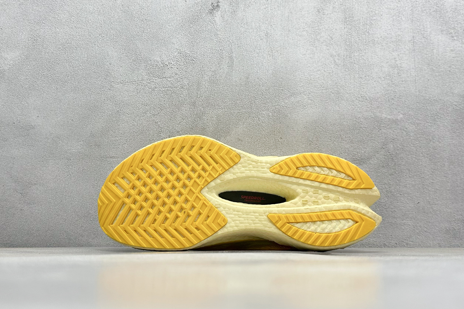 Saucony Triumph PRO 啡鹏4 旗舰级缓震型跑鞋
更换板材PWRRUN HG上底层