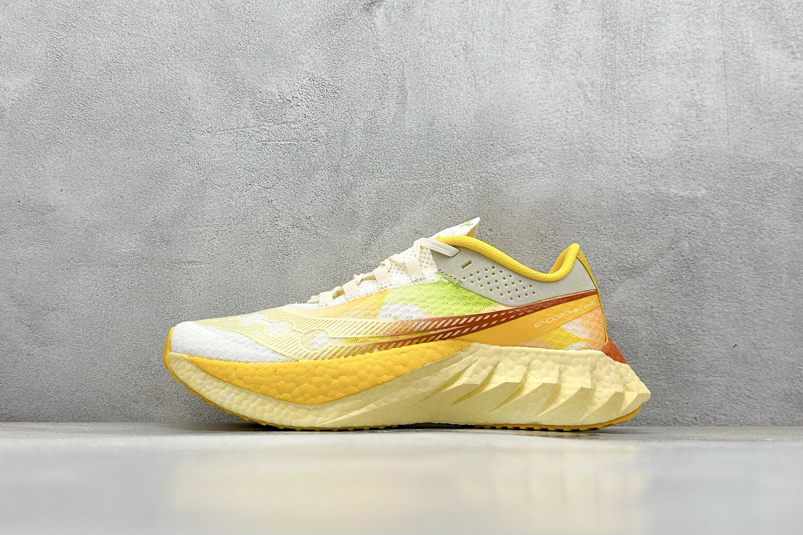 Saucony Triumph PRO 啡鹏4 旗舰级缓震型跑鞋
更换板材PWRRUN HG上底层