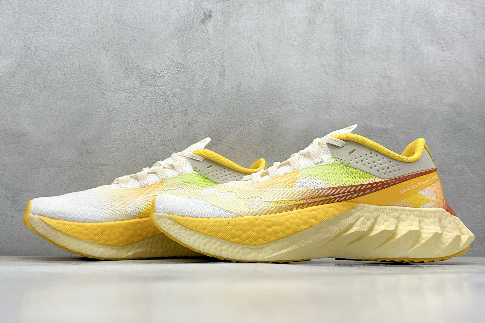 Saucony Triumph PRO 啡鹏4 旗舰级缓震型跑鞋
更换板材PWRRUN HG上底层