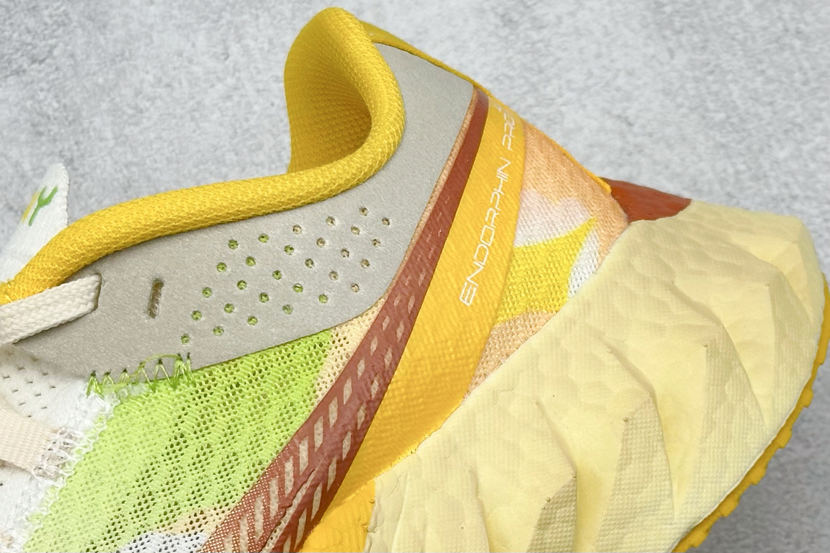 Saucony Triumph PRO 啡鹏4 旗舰级缓震型跑鞋
更换板材PWRRUN HG上底层