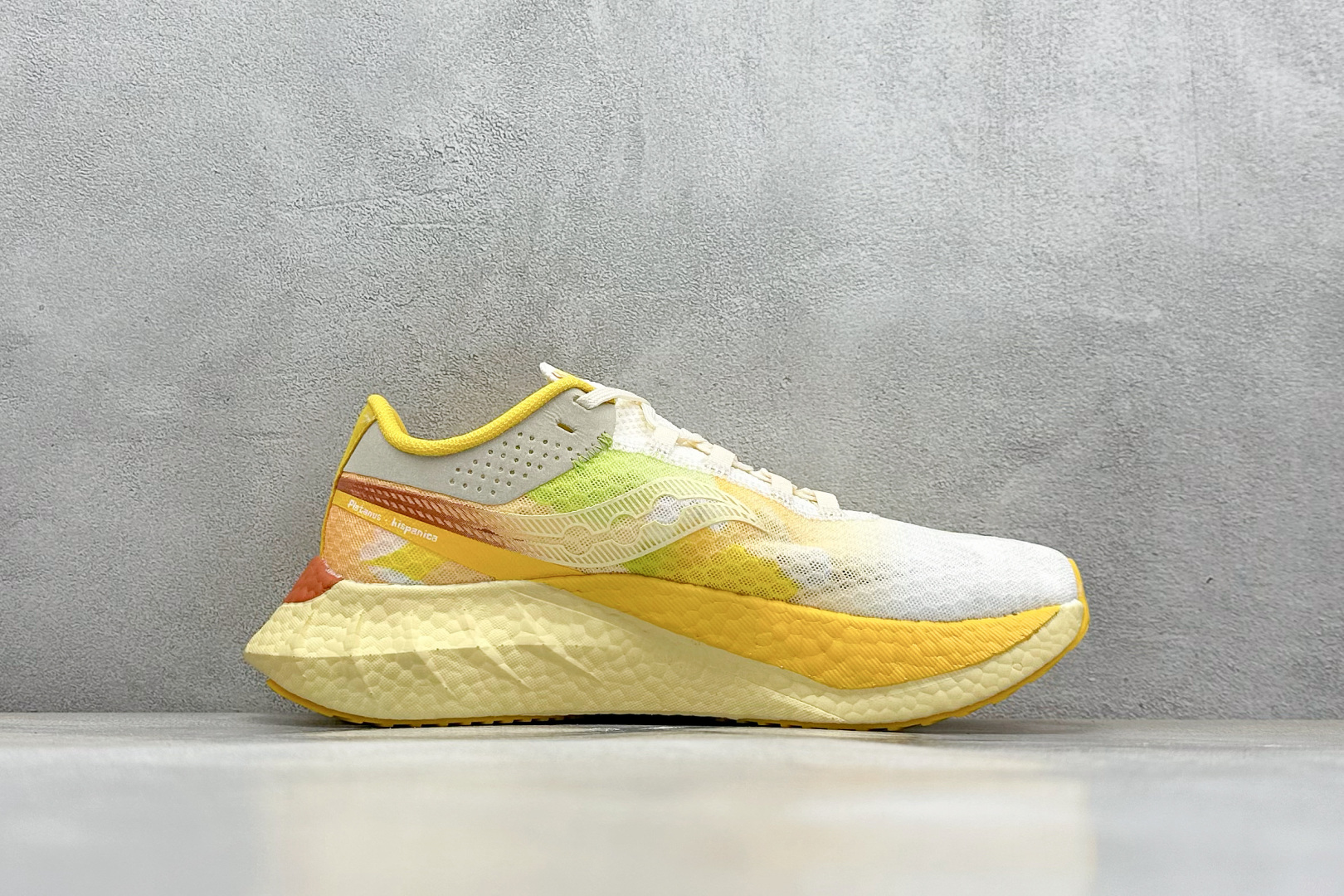 Saucony Triumph PRO 啡鹏4 旗舰级缓震型跑鞋
更换板材PWRRUN HG上底层