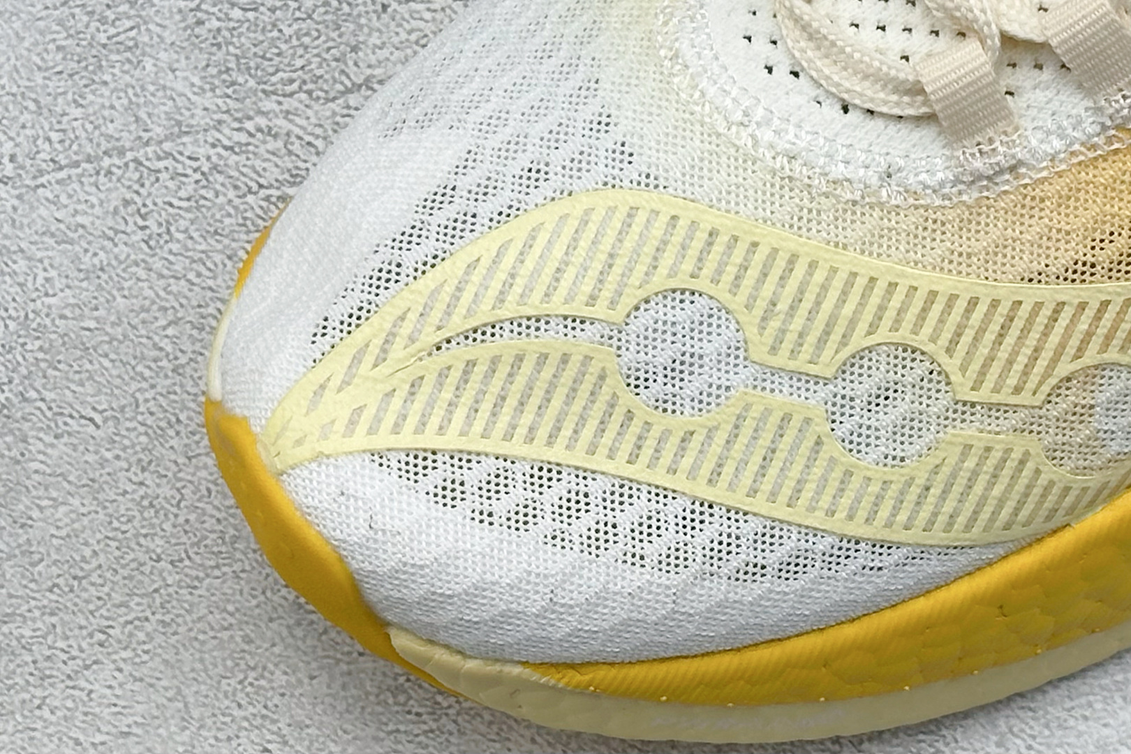 Saucony Triumph PRO 啡鹏4 旗舰级缓震型跑鞋
更换板材PWRRUN HG上底层