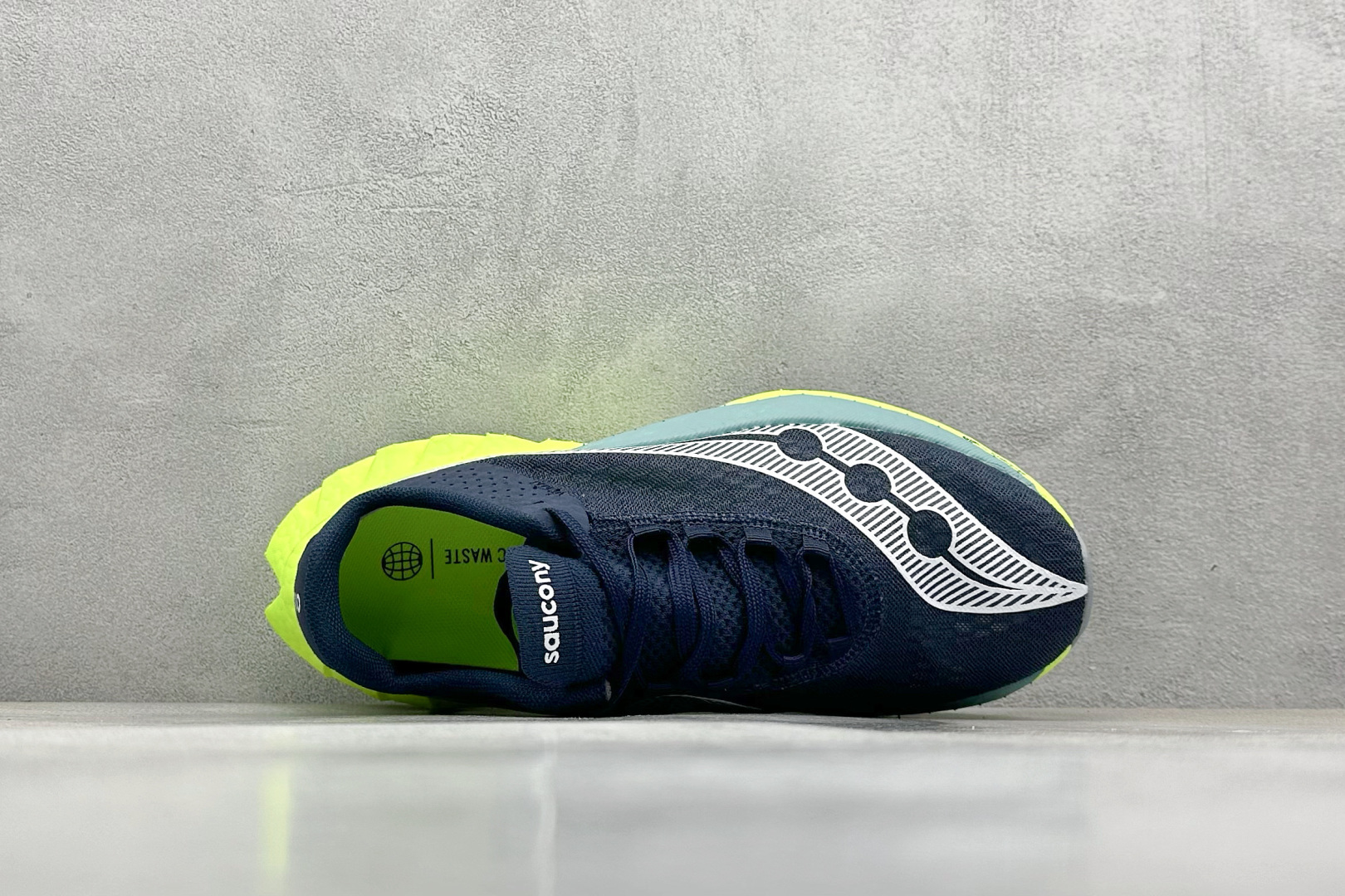 Saucony Triumph PRO 啡鹏4 旗舰级缓震型跑鞋
更换板材PWRRUN HG上底层