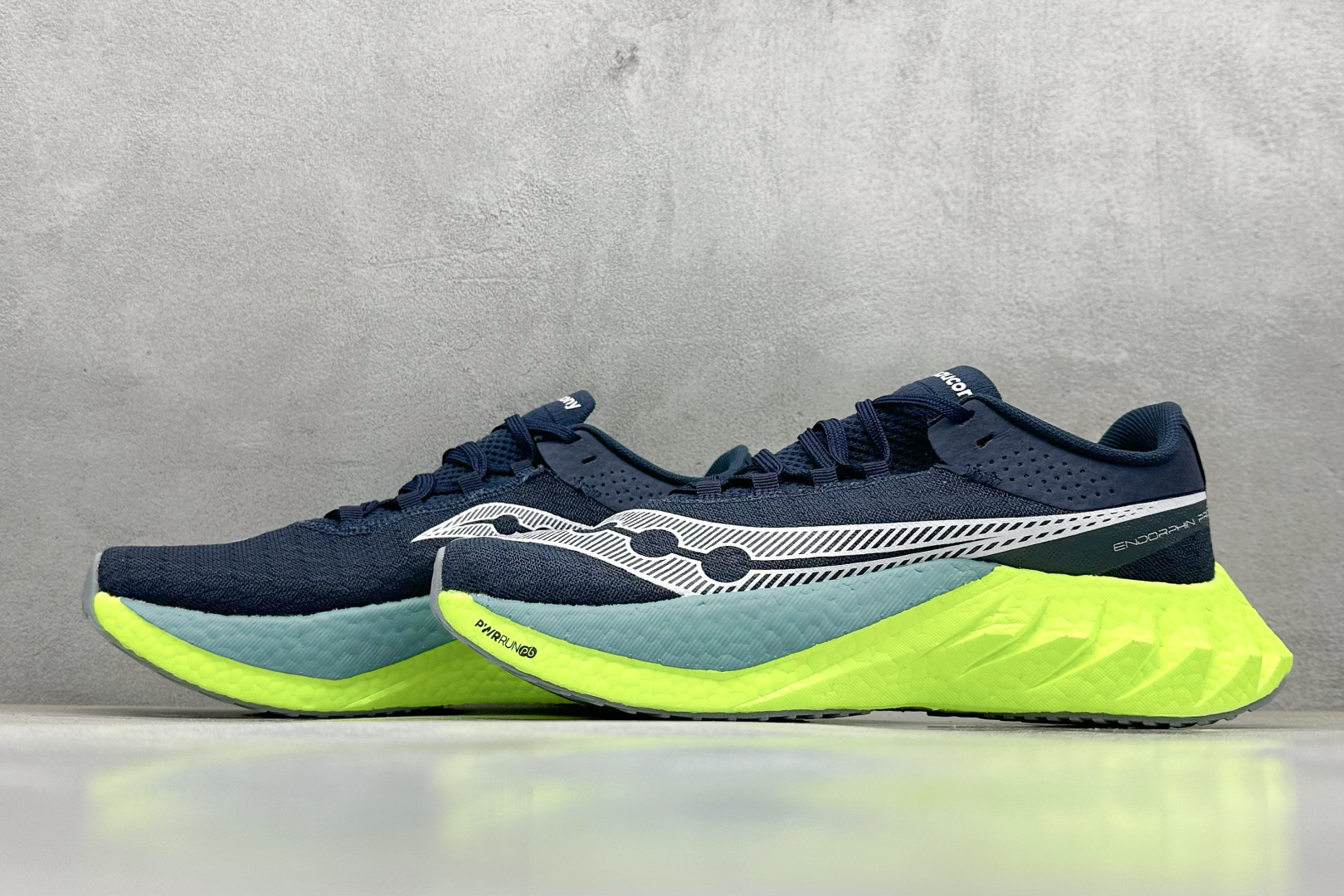Saucony Triumph PRO 啡鹏4 旗舰级缓震型跑鞋
更换板材PWRRUN HG上底层