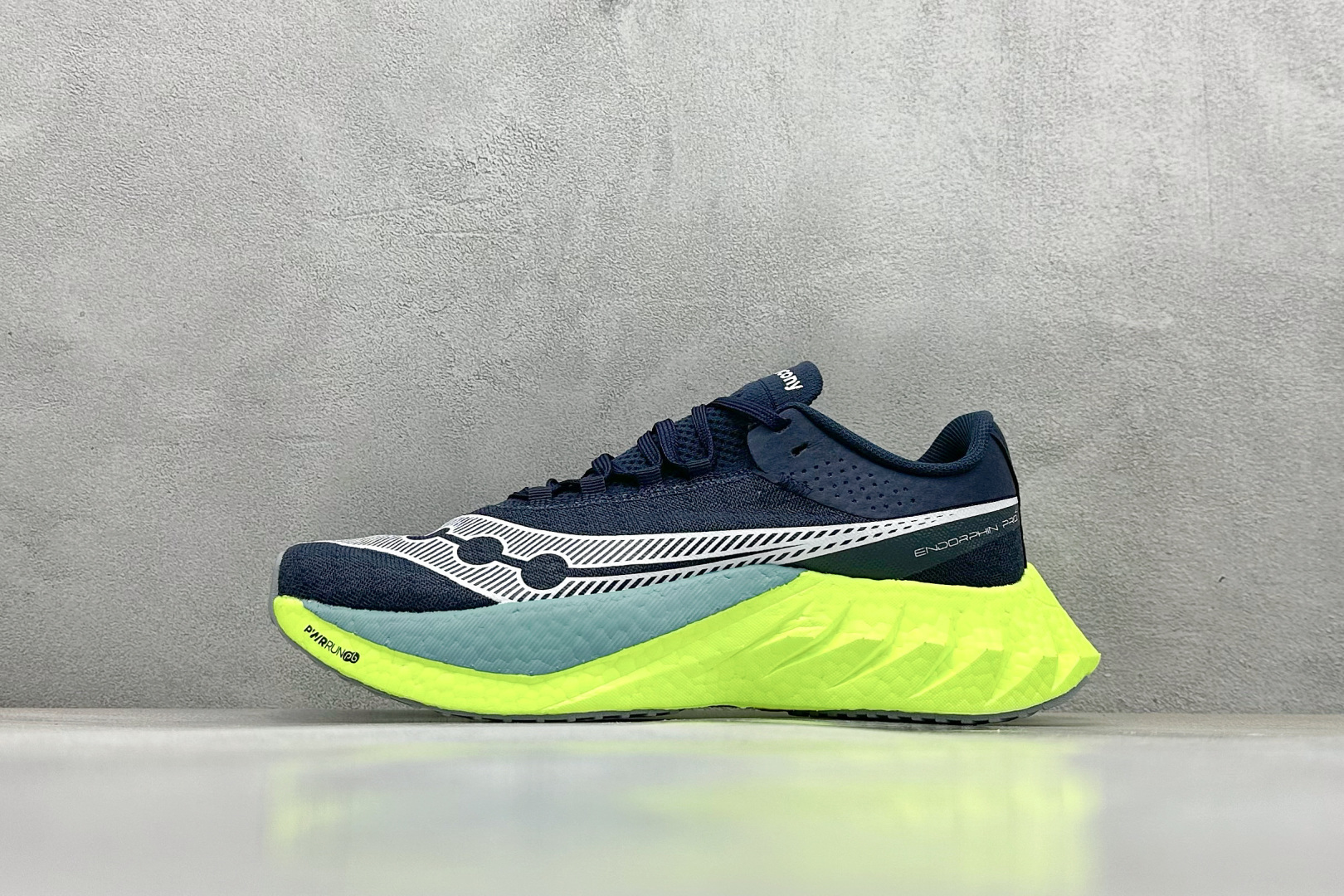Saucony Triumph PRO 啡鹏4 旗舰级缓震型跑鞋
更换板材PWRRUN HG上底层