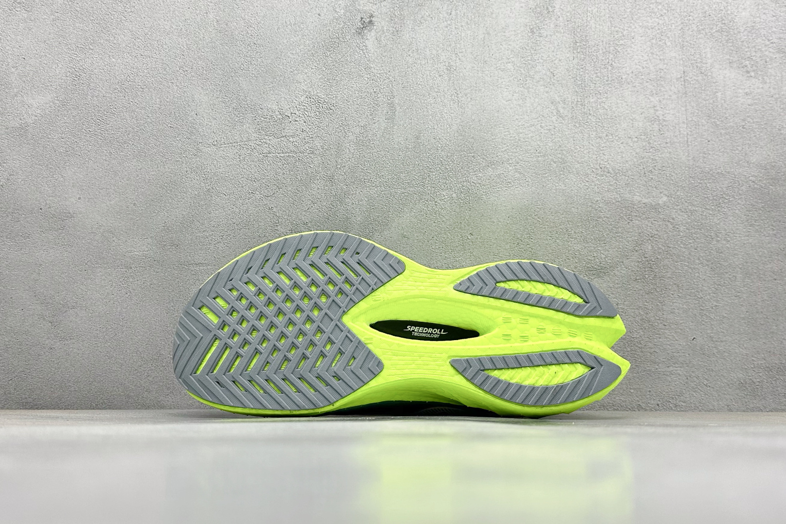 Saucony Triumph PRO 啡鹏4 旗舰级缓震型跑鞋
更换板材PWRRUN HG上底层