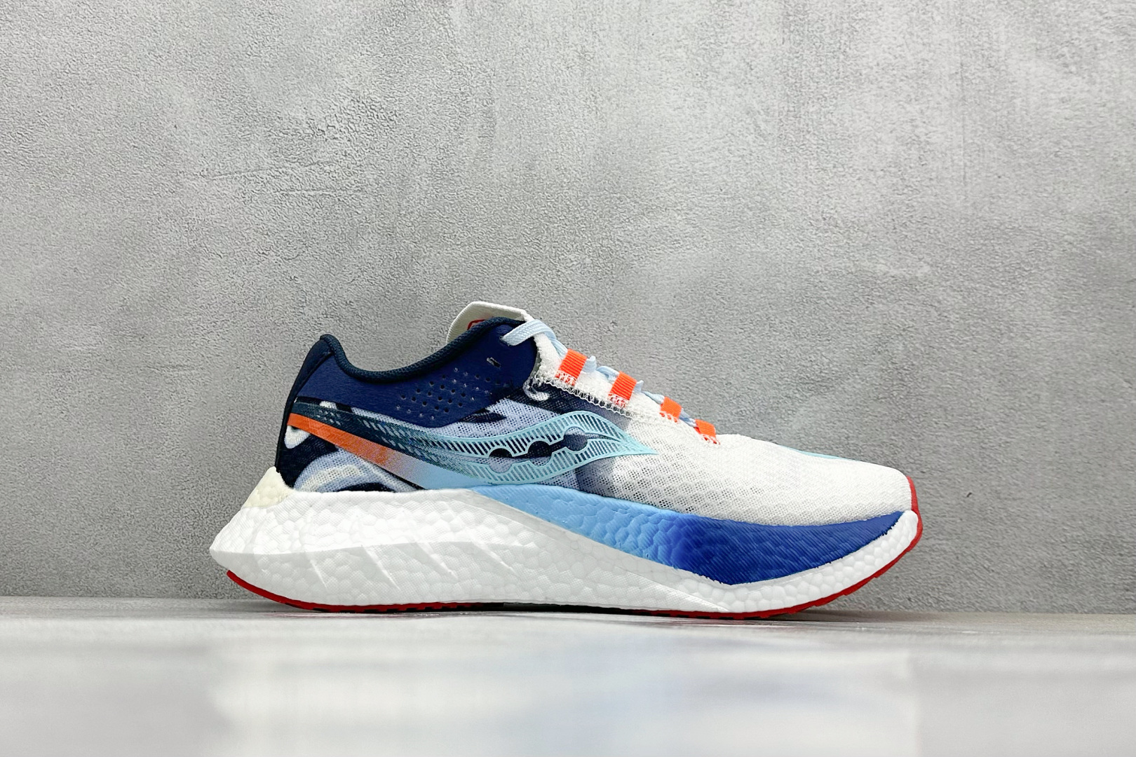 Saucony Triumph PRO 啡鹏4 旗舰级缓震型跑鞋
更换板材PWRRUN HG上底层
