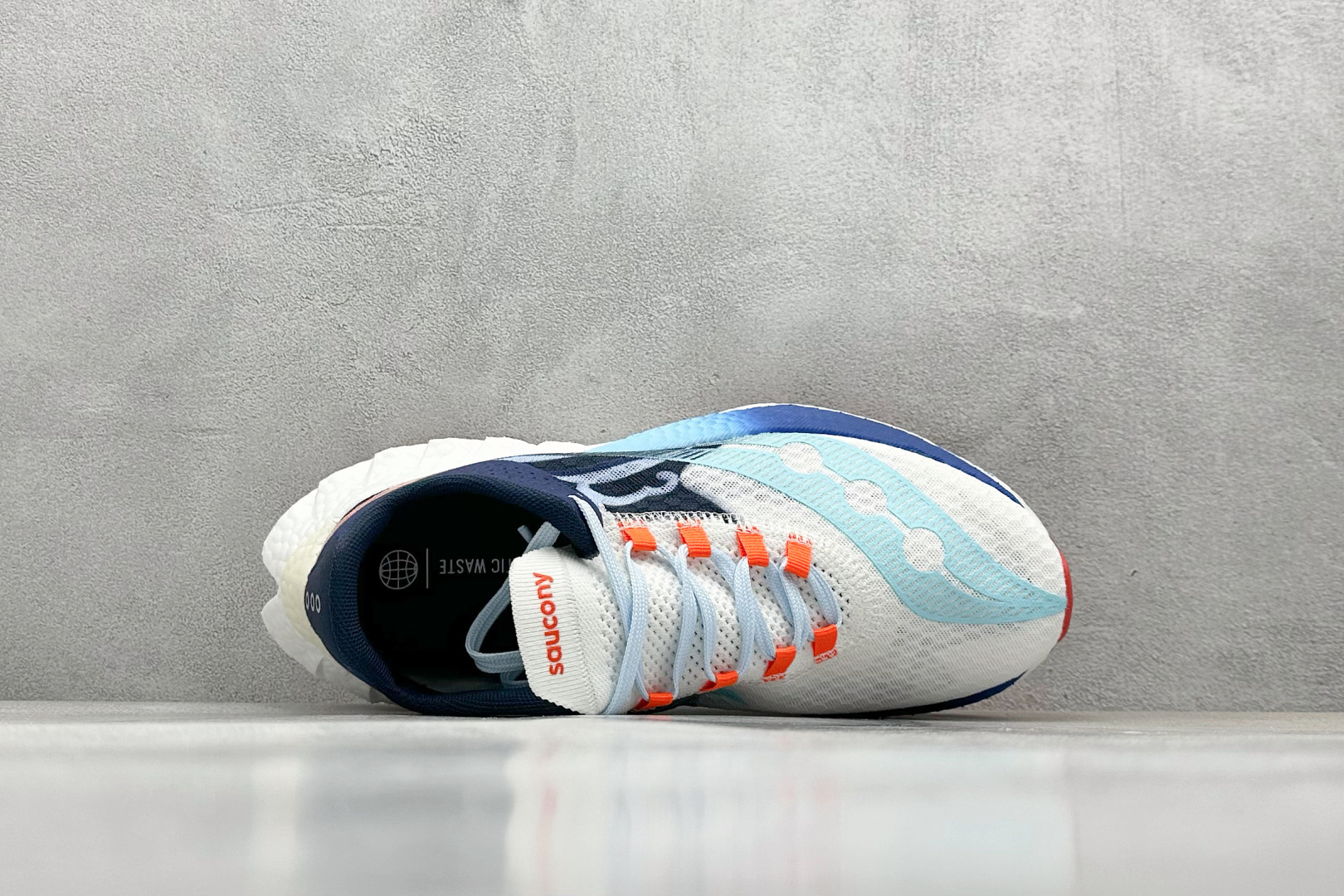 Saucony Triumph PRO 啡鹏4 旗舰级缓震型跑鞋
更换板材PWRRUN HG上底层
