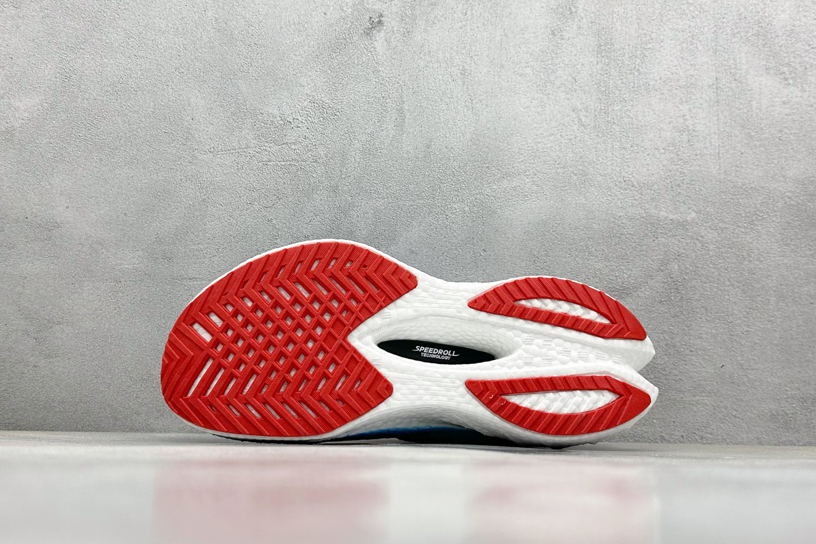 Saucony Triumph PRO 啡鹏4 旗舰级缓震型跑鞋
更换板材PWRRUN HG上底层