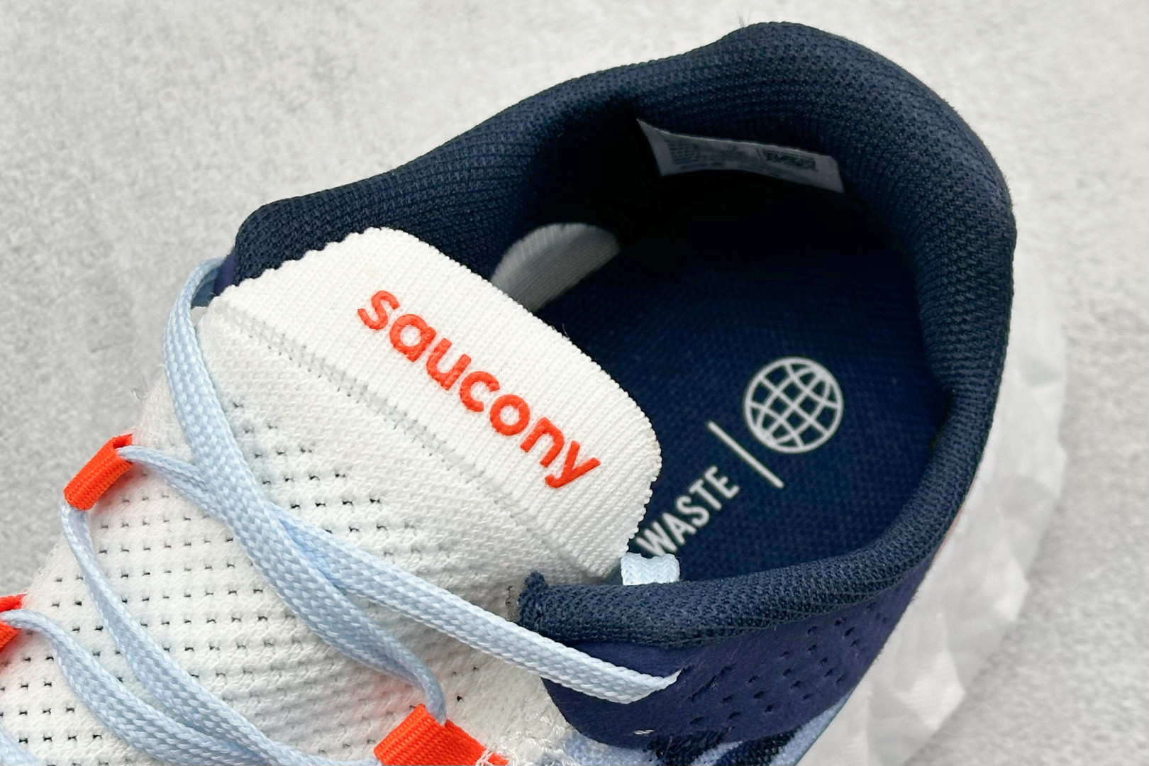 Saucony Triumph PRO 啡鹏4 旗舰级缓震型跑鞋
更换板材PWRRUN HG上底层