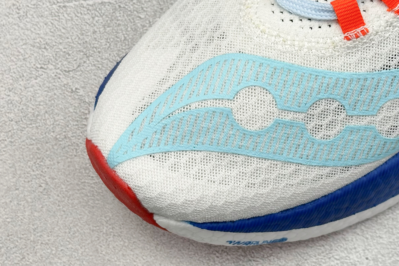 Saucony Triumph PRO 啡鹏4 旗舰级缓震型跑鞋
更换板材PWRRUN HG上底层