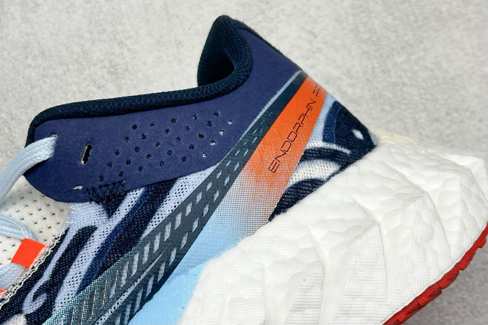 Saucony Triumph PRO 啡鹏4 旗舰级缓震型跑鞋
更换板材PWRRUN HG上底层