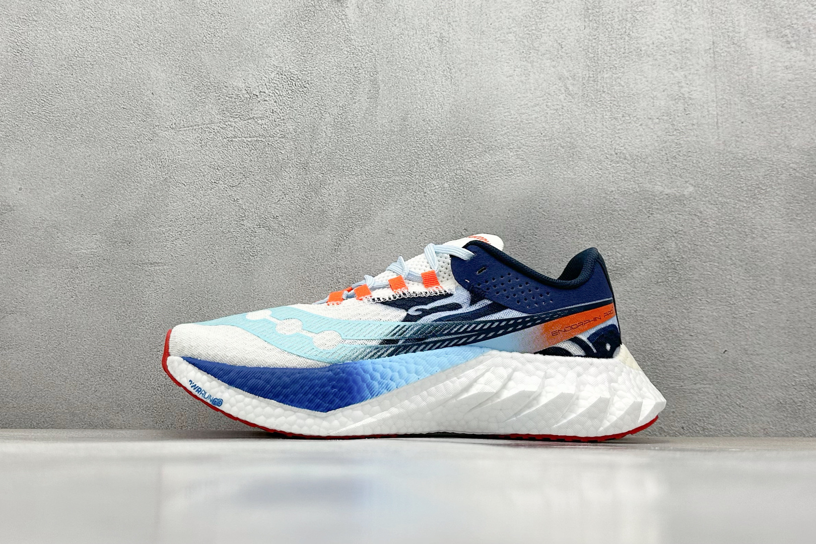 Saucony Triumph PRO 啡鹏4 旗舰级缓震型跑鞋
更换板材PWRRUN HG上底层