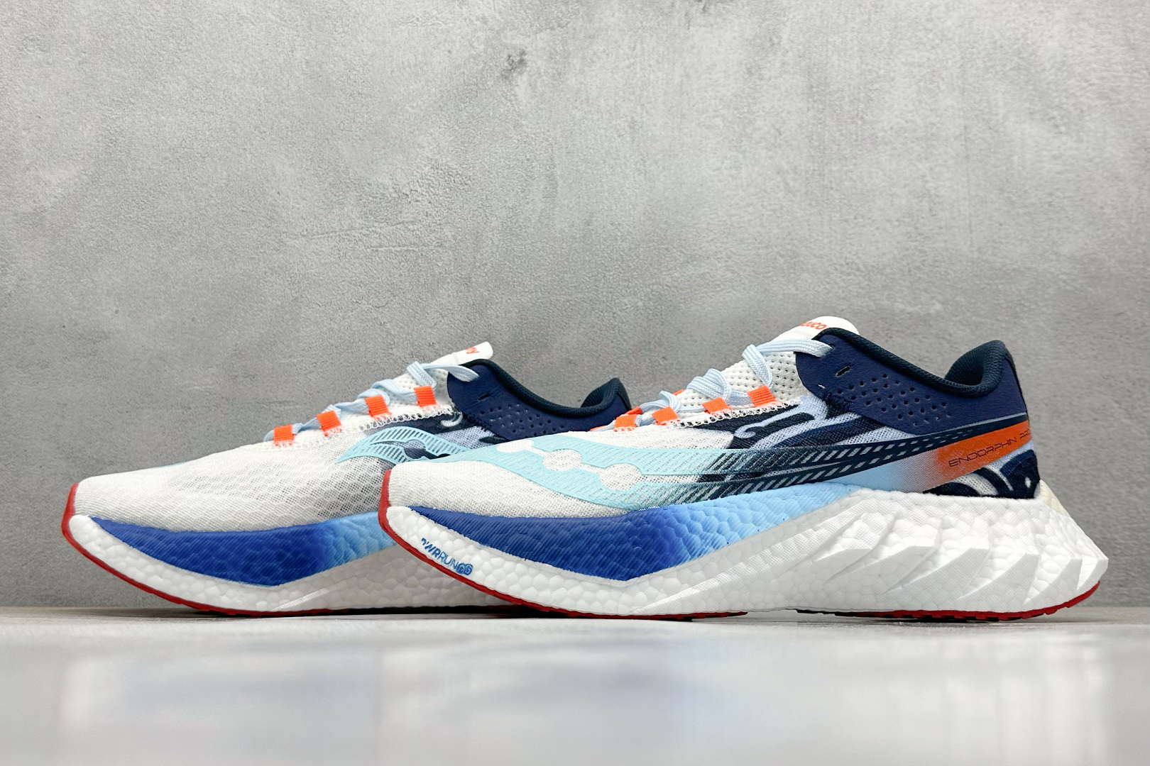Saucony Triumph PRO 啡鹏4 旗舰级缓震型跑鞋
更换板材PWRRUN HG上底层