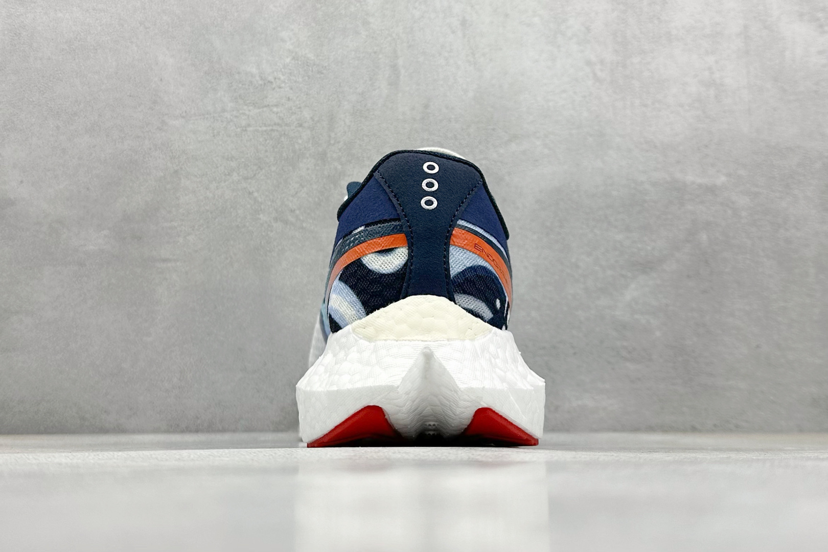 Saucony Triumph PRO 啡鹏4 旗舰级缓震型跑鞋
更换板材PWRRUN HG上底层