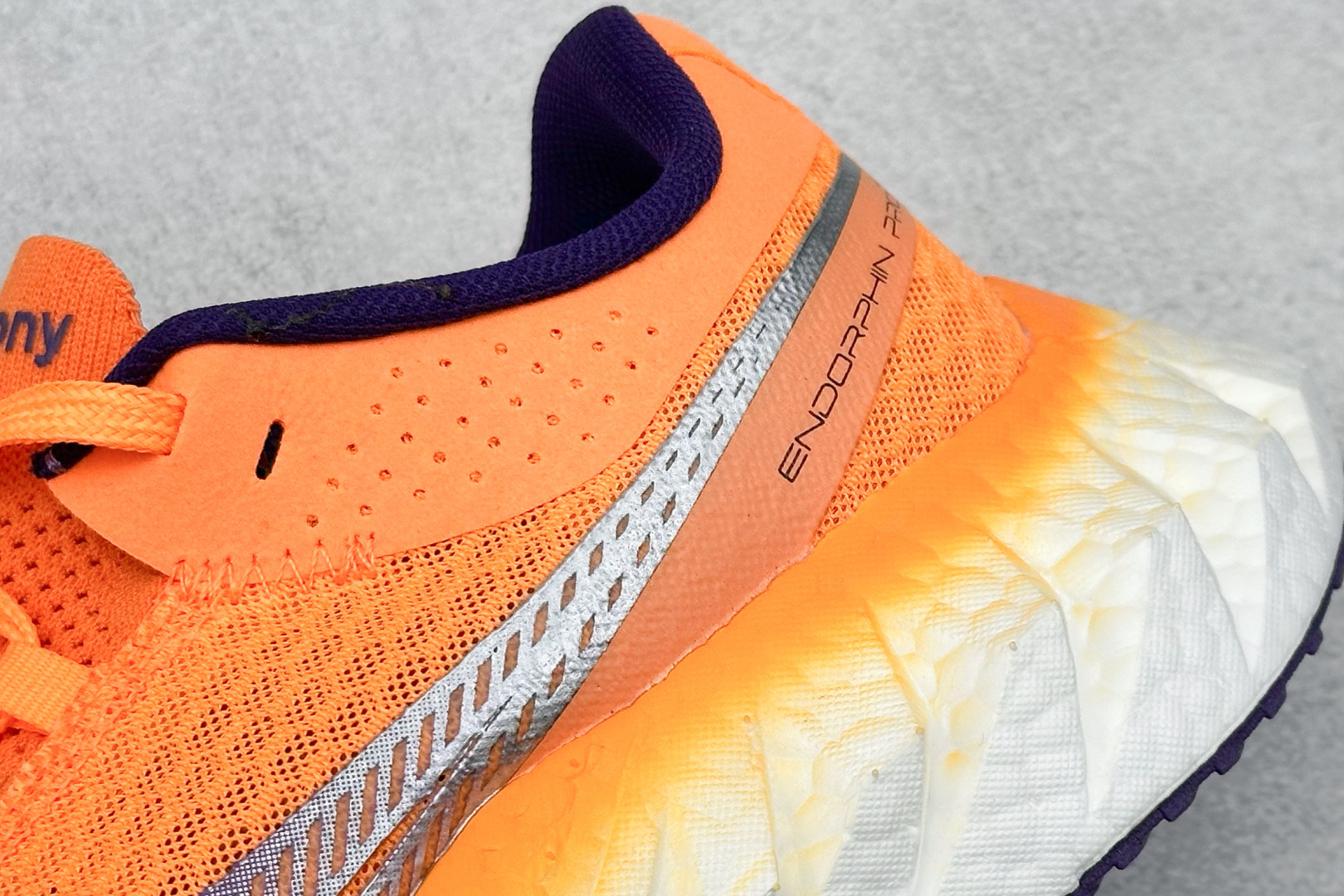 Saucony Triumph PRO 啡鹏4 旗舰级缓震型跑鞋
更换板材PWRRUN HG上底层