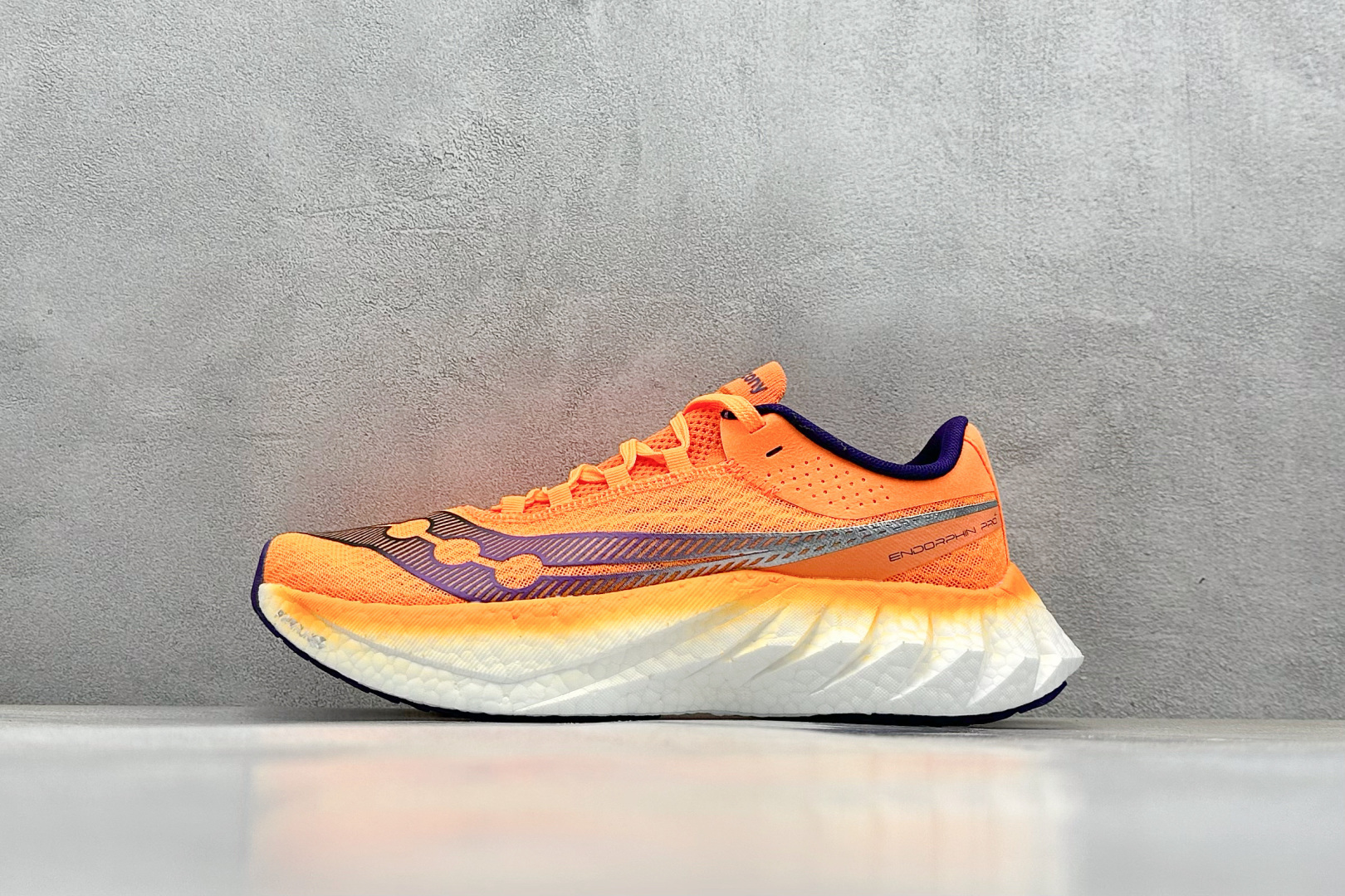 Saucony Triumph PRO 啡鹏4 旗舰级缓震型跑鞋
更换板材PWRRUN HG上底层