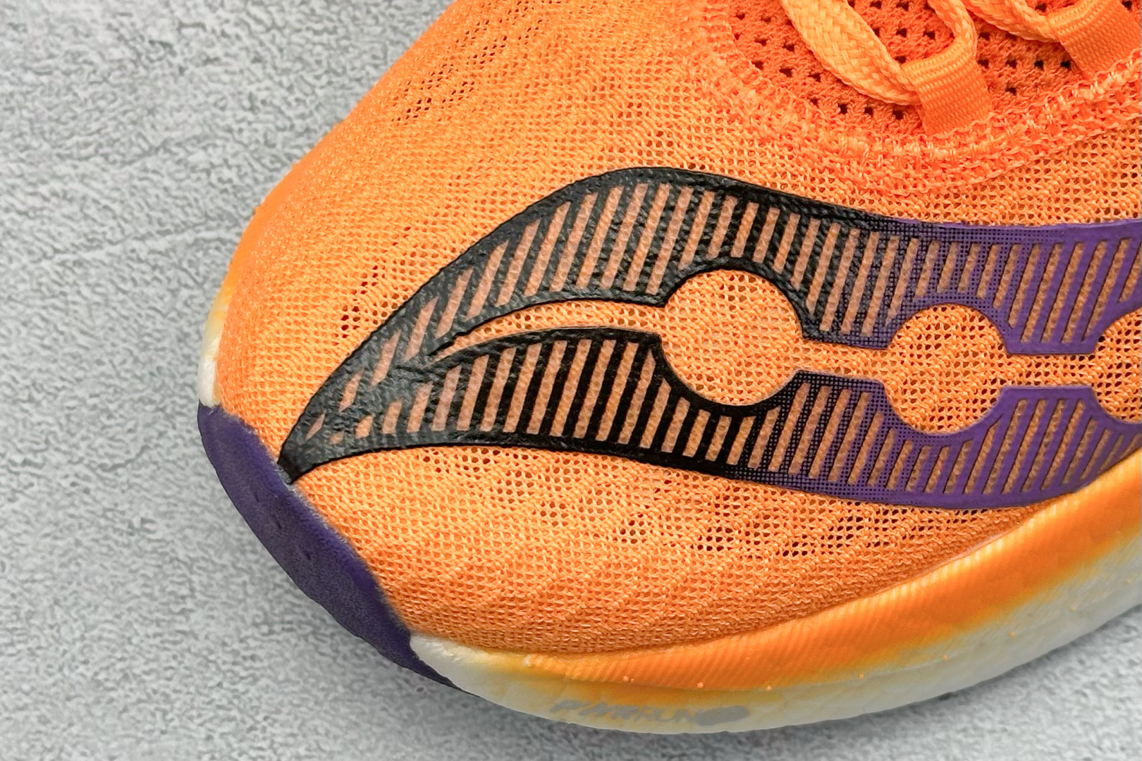 Saucony Triumph PRO 啡鹏4 旗舰级缓震型跑鞋
更换板材PWRRUN HG上底层