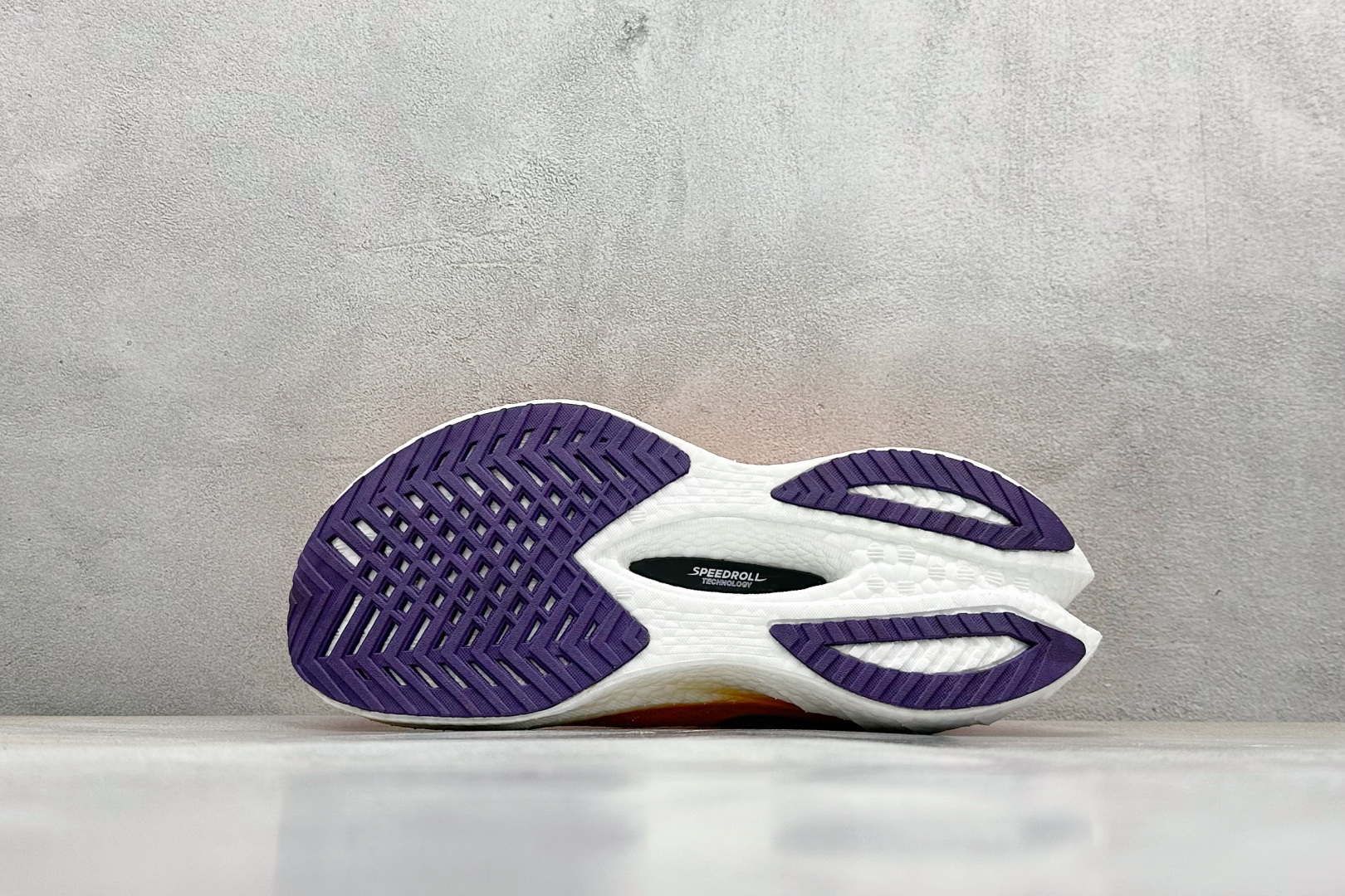 Saucony Triumph PRO 啡鹏4 旗舰级缓震型跑鞋
更换板材PWRRUN HG上底层